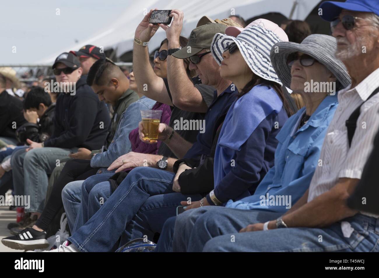 Les spectateurs à l'Airshow 2019 Yuma regarder des démonstrations aériennes menées par airshow artistes interprètes ou exécutants au Marine Corps Air Station(MCM) Yuma (Arizona), samedi 18 mars, 2019. L'airshow est MCAS Yuma's seulement militaire de l'aéronautique de l'année et donne à la communauté une occasion de voir des relevés aériens et terrestres pour perfromers gratuitement lors de l'interaction avec les Marines et les marins. Banque D'Images