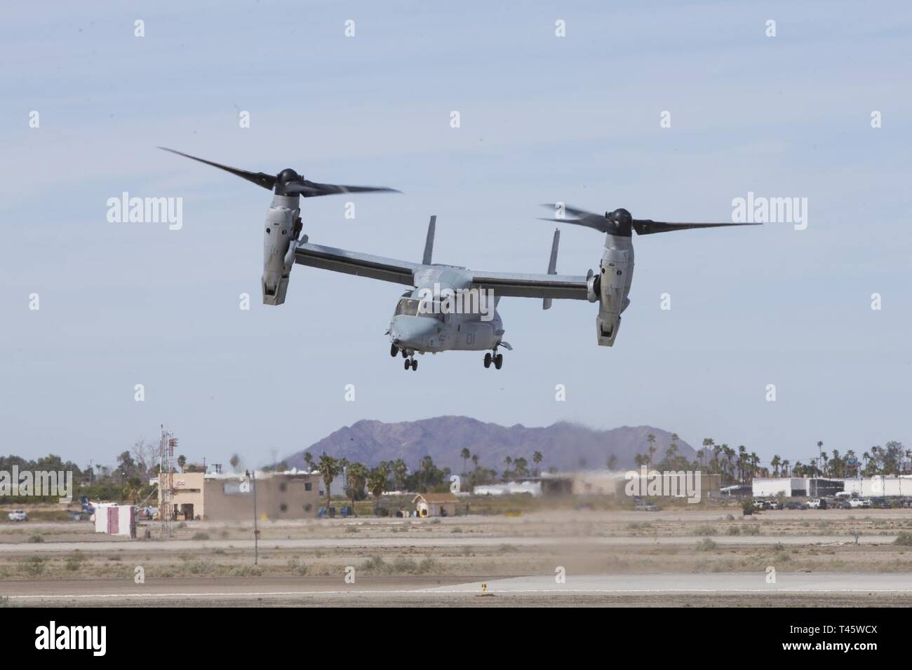 Une MV-22B Osprey avec VMX-1 démontre ses capacités, lors de l'Airshow 2019 Yuma au Marine Corps Air Station(MCM) Yuma (Arizona), samedi 18 mars, 2019. L'airshow est MCAS Yuma's seulement militaire de l'aéronautique de l'année et donne à la communauté une occasion de voir des relevés aériens et terrestres pour perfromers gratuitement lors de l'interaction avec les Marines et les marins. Banque D'Images