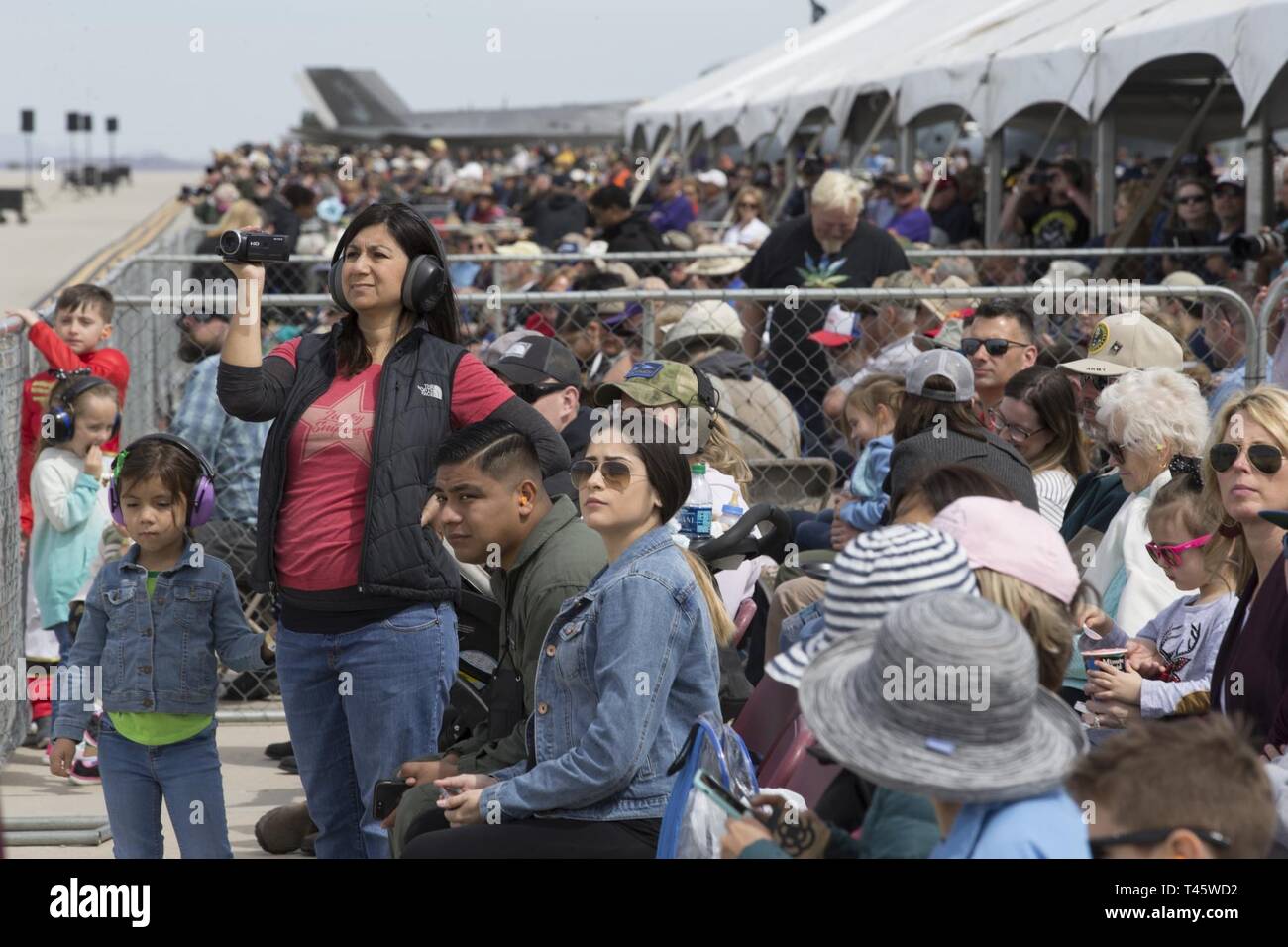 Les spectateurs à l'Airshow 2019 Yuma regarder des démonstrations aériennes menées par airshow artistes interprètes ou exécutants au Marine Corps Air Station(MCM) Yuma (Arizona), samedi 18 mars, 2019. L'airshow est MCAS Yuma's seulement militaire de l'aéronautique de l'année et donne à la communauté une occasion de voir des relevés aériens et terrestres pour perfromers gratuitement lors de l'interaction avec les Marines et les marins. Banque D'Images