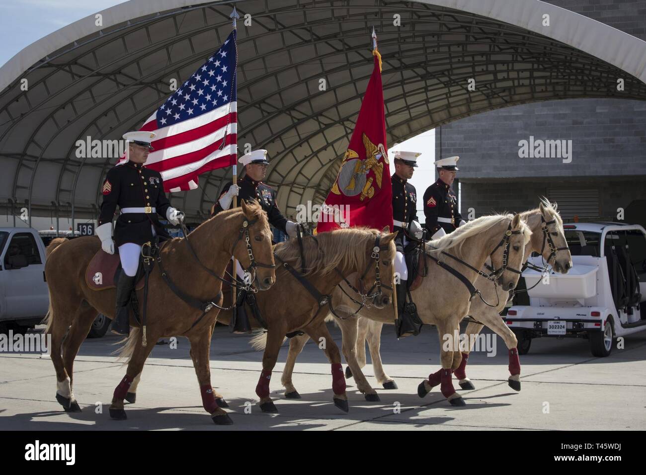 Les Marines américains affectés à la Garde à cheval, Marine Corps Base Barstow, Californie, participer à la cérémonie d ouverture au Yuma 2019 Airhow hébergé par Marine Corps Air Station (MCAS) Yuma en Arizona, le 9 mars 2019. L'airshow est MCAS Yuma's seulement militaire de l'aéronautique de l'année et donne à la communauté une occasion de voir des artistes aériens et terrestres pour libre tout en interagissant avec les Marines et les marins. Banque D'Images