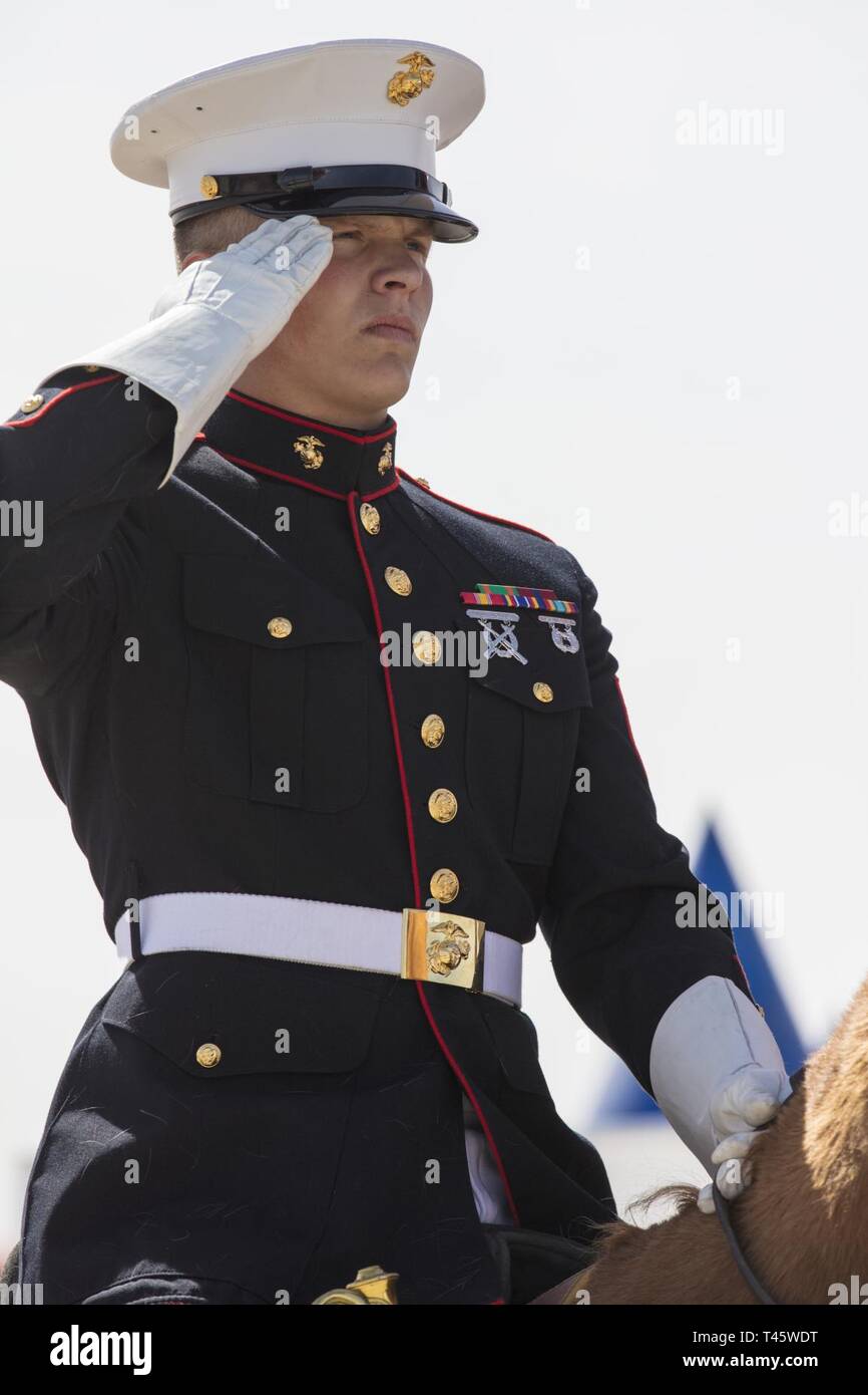 Les Marines américains affectés à la Garde à cheval, Marine Corps Base Barstow, Californie, participer à la cérémonie d ouverture au Yuma 2019 Airhow hébergé par Marine Corps Air Station (MCAS) Yuma en Arizona, le 9 mars 2019. L'airshow est MCAS Yuma's seulement militaire de l'aéronautique de l'année et donne à la communauté une occasion de voir des artistes aériens et terrestres pour libre tout en interagissant avec les Marines et les marins. Banque D'Images