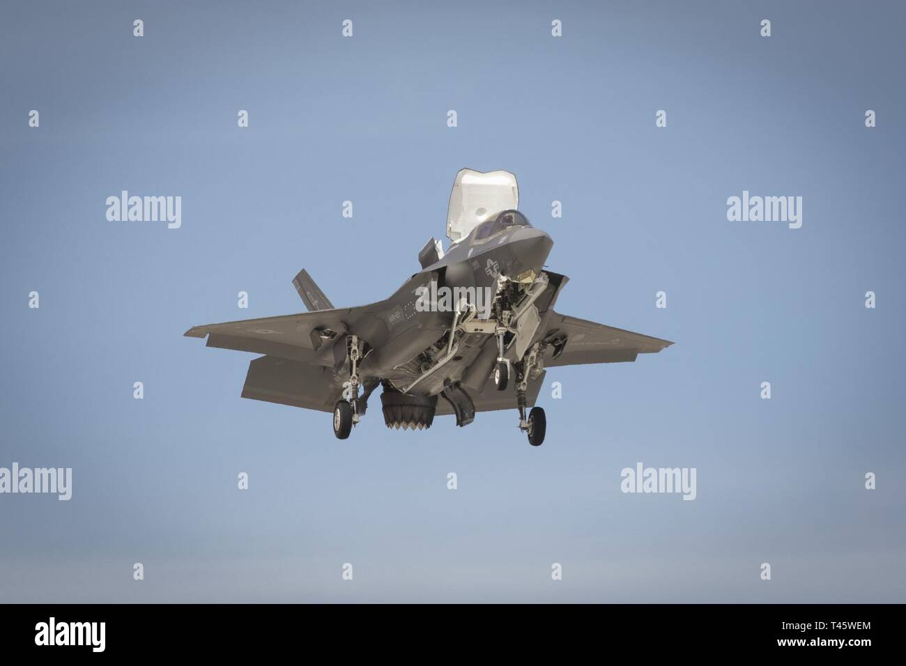 Le Corps des Marines des États-Unis F-35B affiche leurs capacités pendant la Yuma 2019 Airhow hébergé par Marine Corps Air Station (MCAS) Yuma en Arizona, le 9 mars 2019. L'airshow est MCAS Yuma's seulement militaire de l'aéronautique de l'année et donne à la communauté une occasion de voir des artistes aériens et terrestres pour libre tout en interagissant avec les Marines et les marins. Banque D'Images