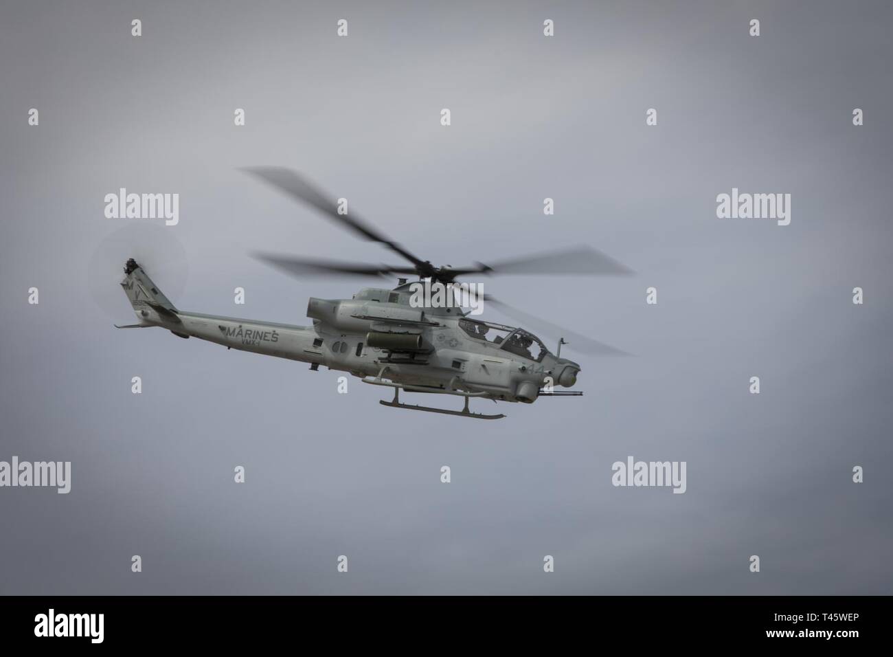 Le Corps des Marines américains AH-1 Viper affiche ses capacités pendant la Yuma 2019 Airhow hébergé par Marine Corps Air Station (MCAS) Yuma en Arizona, le 9 mars 2019. L'airshow est MCAS Yuma's seulement militaire de l'aéronautique de l'année et donne à la communauté une occasion de voir des artistes aériens et terrestres pour libre tout en interagissant avec les Marines et les marins. Banque D'Images