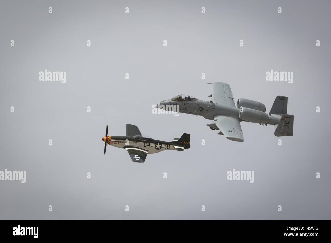 L'US Air Force A-10 Thunderbolt II et P-51D'effectuer un vol du patrimoine pendant la Yuma 2019 Airhow hébergé par Marine Corps Air Station (MCAS) Yuma en Arizona, le 9 mars 2019. L'airshow est MCAS Yuma's seulement militaire de l'aéronautique de l'année et donne à la communauté une occasion de voir des artistes aériens et terrestres pour libre tout en interagissant avec les Marines et les marins. Banque D'Images