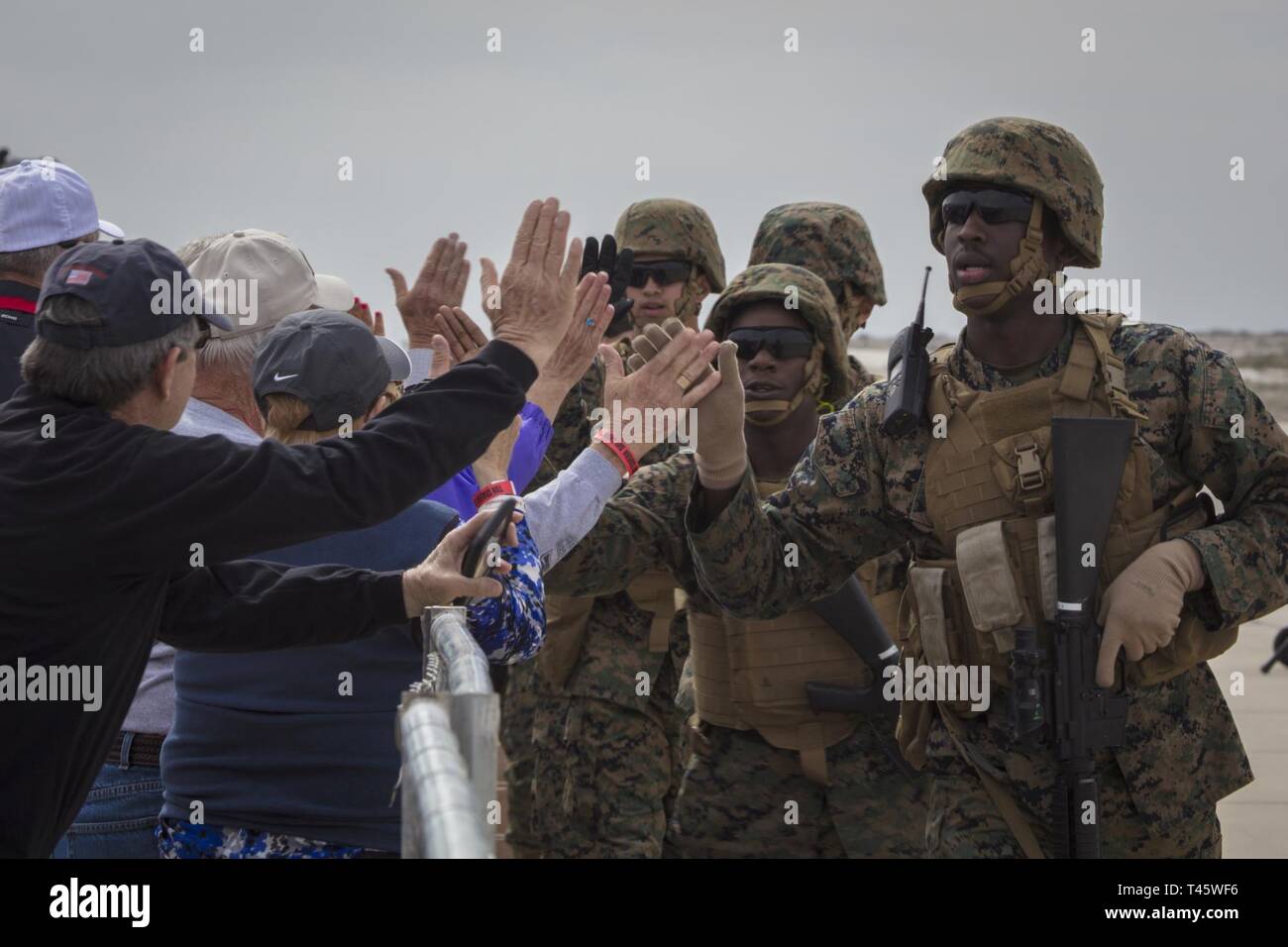 Les Marines américains avec Marine Corps Air Station (MCAS) Yuma, haute-cinq spectateurs pendant les 2019 Airhow Yuma hébergé par Marine Corps Air Station (MCAS) Yuma en Arizona, le 9 mars 2019. L'airshow est MCAS Yuma's seulement militaire de l'aéronautique de l'année et donne à la communauté une occasion de voir des artistes aériens et terrestres pour libre tout en interagissant avec les Marines et les marins. Banque D'Images