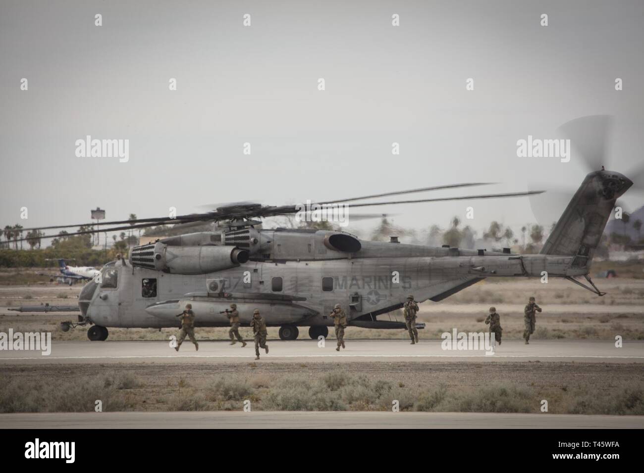 Le Corps des Marines américains CH-53 Super Stallion affiche ses capacités au cours d'une démonstration MAGTF comme partie de la Yuma 2019 Airhow hébergé par Marine Corps Air Station (MCAS) Yuma en Arizona, le 9 mars 2019. L'airshow est MCAS Yuma's seulement militaire de l'aéronautique de l'année et donne à la communauté une occasion de voir des artistes aériens et terrestres pour libre tout en interagissant avec les Marines et les marins. Banque D'Images