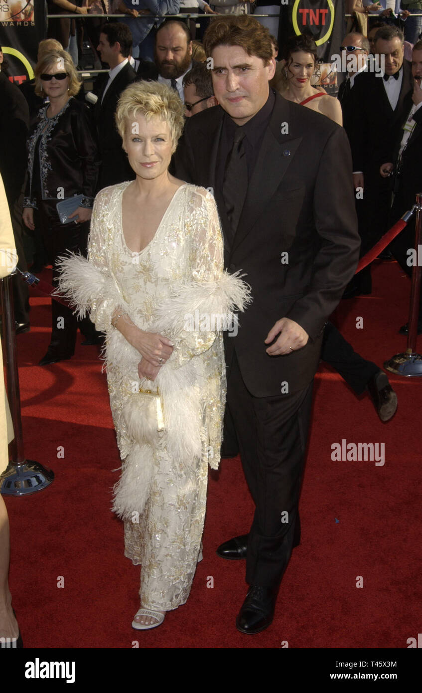 LOS ANGELES, CA. 09 mars 2003 : ALFRED MOLINA & épouse JILL GASCOINE à la 9e édition des Screen Actors Guild Awards à Los Angeles. Banque D'Images