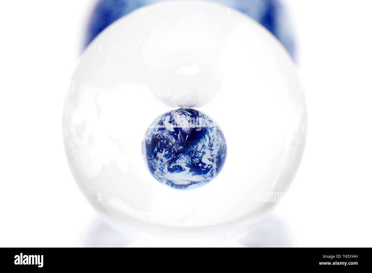 Globe en verre sur un fond blanc, résumé photo avec le verre et la réflexion. Banque D'Images