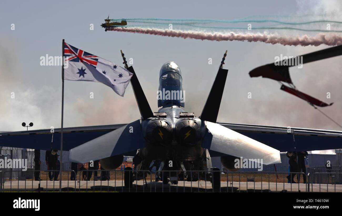 La performance de l'antenne avec ses Skycats Grumman G-164A Ag-Cat 'Catwalk' SE-KXR maquette d'acrobaties aériennes aérienne sur l'aéroport international Avalon à Geelong, Victoria, Australie, le 27 février, 2019. Deux marcheurs posent et monter l'avion pendant qu'il effectue des manoeuvres acrobatiques comme les boucles et les rouleaux. Banque D'Images