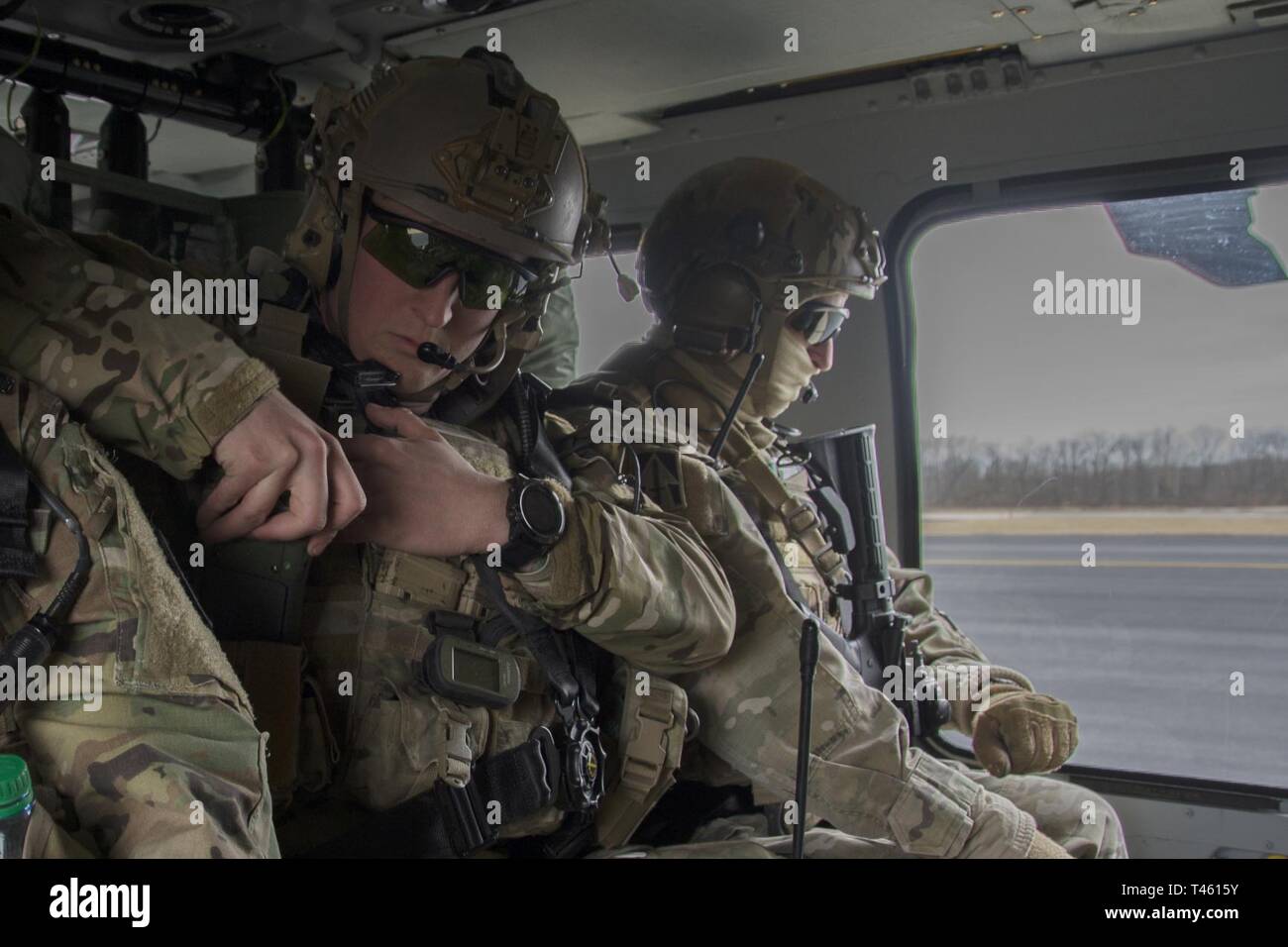 Aviateurs, affecté à la Garde nationale aérienne de l'Indiana, 181e, 113e Escadre de renseignement Air Support Operations Squadron, serrer leur ceinture de sécurité à l'intérieur d'un UH-60 Blackhawk de l'Armée américaine au Camp Atterbury, Indiana, le 27 février, 2019. Banque D'Images