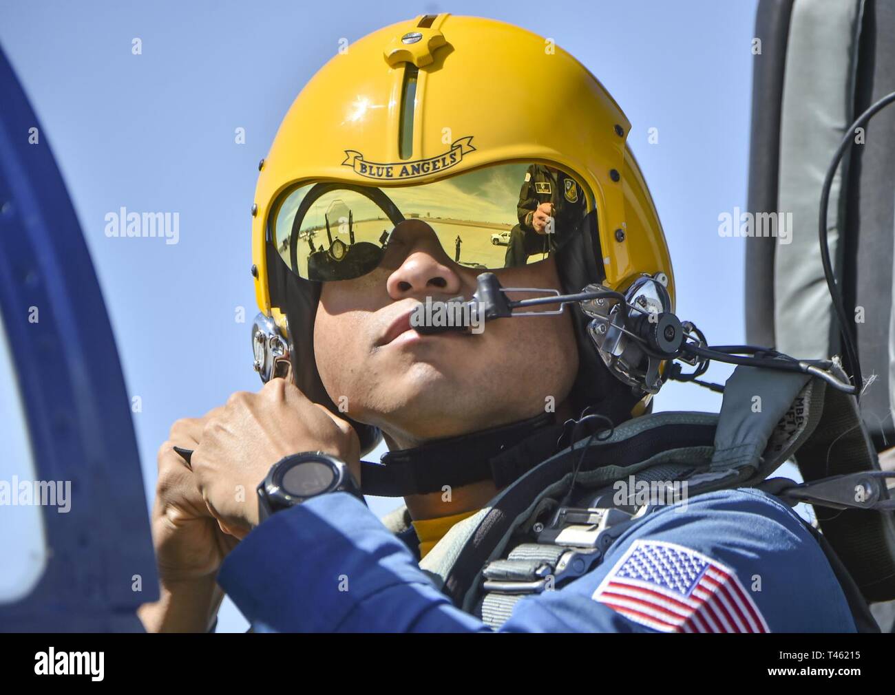 EL CENTRO, en Californie (fév. 28, 2019) Le lieutenant pilote solo opposé le Cmdr. Andre Webb, affecté à l'Escadron de démonstration en vol de la Marine américaine, les Blue Angels, sangles sur son casque avant un vol d'entraînement. Les Anges bleus mènent à la formation d'hiver Naval Air Facility El Centro, en Californie, en préparation de la saison 2019. L'équipe est prévue pour effectuer des démonstrations en vol 61 à 32 endroits au pays pour mettre en valeur la fierté et le professionnalisme de la US Navy et du Marine Corps pour le public américain. Banque D'Images