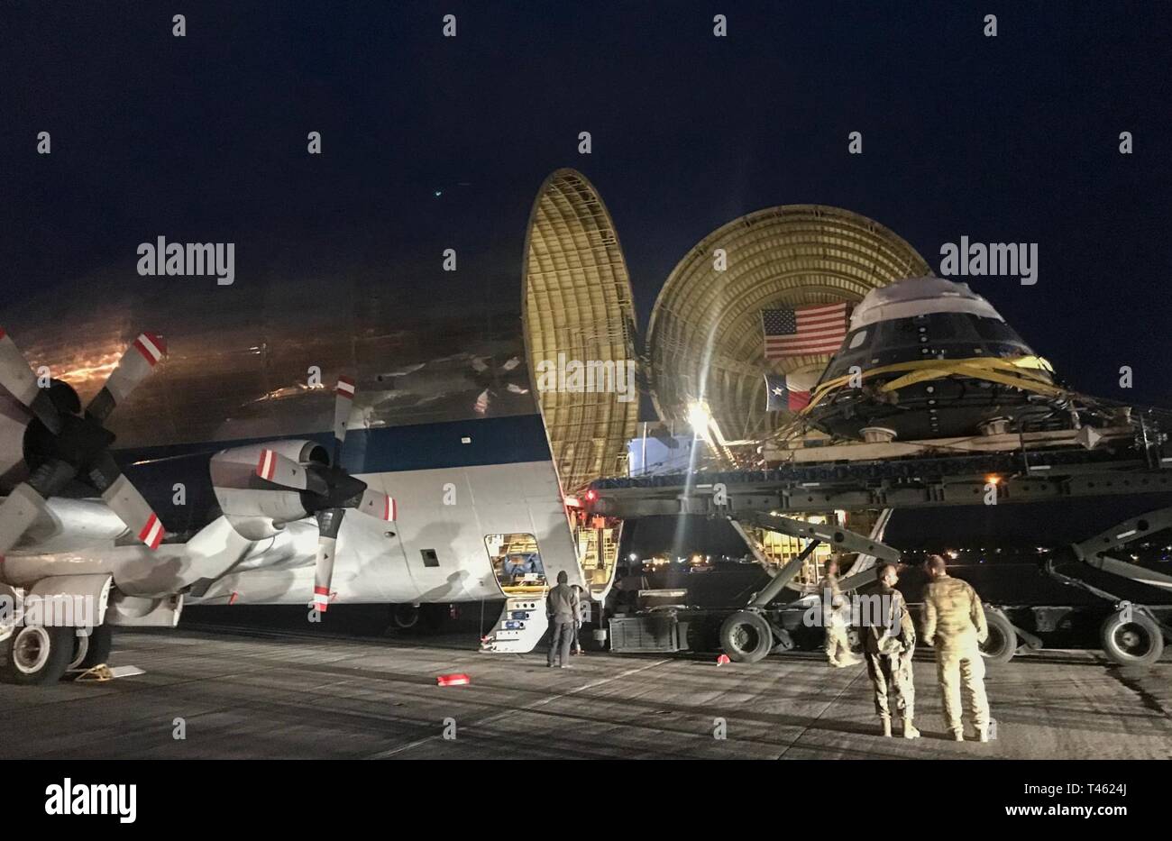 National Aeronautics and Space Administration (NASA) utilise la ligne de vol à la Marine Corps Air Station Cherry Point, North Carolina, à lever une grue capsule spatiale pour le transport vers un site de test le 28 février 2019. Il a été transporté par la NASA's B-377-SG/SGT Super Guppy Turbine cargo), employé pour le transport de cargaisons hors gabarit des composants. Banque D'Images