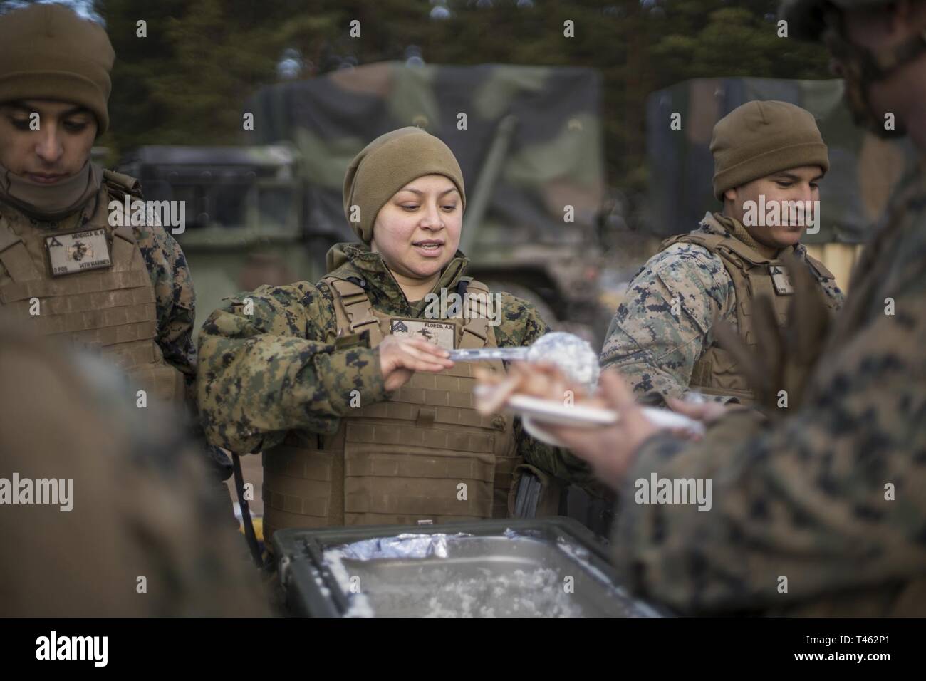 Le Cpl. Avril Flores, un gâchis avec le siège principal Batterie, 14e Régiment de Marines, 4e Division de marines, sert un repas chaud à la piscine dans un moteur d'entraînement de Adazi, la Lettonie, le 27 février, 2019, au cours de l'effort avant dynamique 19. Avant dynamiques exercice 19 comprend environ 3 200 militaires de 27 nations qui s'observer ou participer à partir de la zone d'entraînement Grafenwoehr, Allemagne ; Riga, Lettonie ; et Torun, Pologne ; en mars 2-9, 2019. Avant dynamique est un exercice annuel de l'Europe de l'armée américaine a porté sur l'état de préparation et l'interopérabilité de l'armée américaine, service commun, et des alliés et les pays partenaires' art Banque D'Images