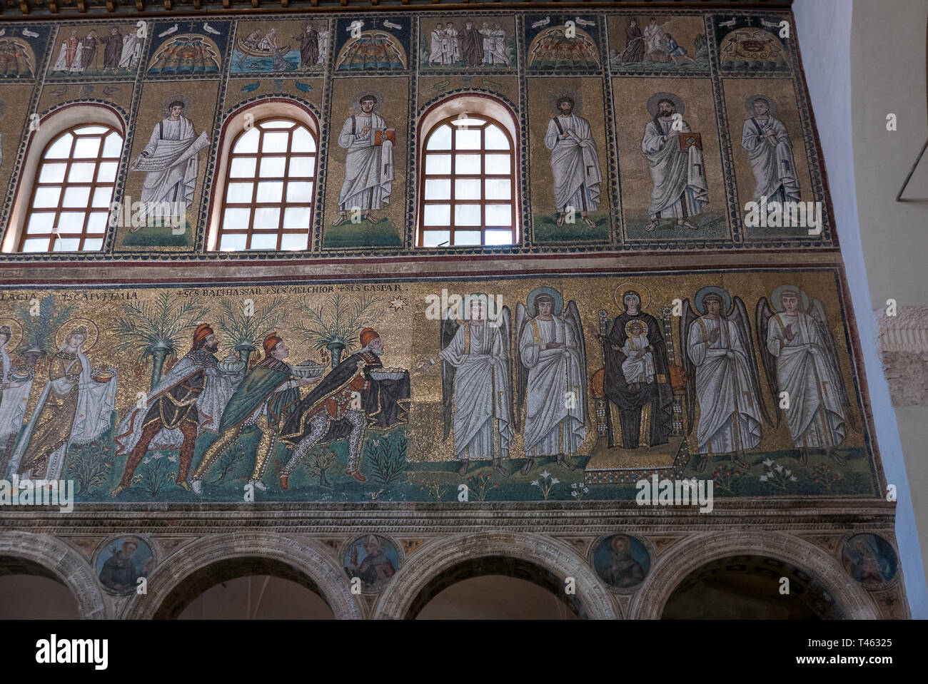 RAVENNA, ITALIE 03 AOÛT 2018 : mosaïques sur le côté droit du mur de la nef de la Basilique de Sant Apollinare Nuovo à Ravenne. L'Italie. Banque D'Images