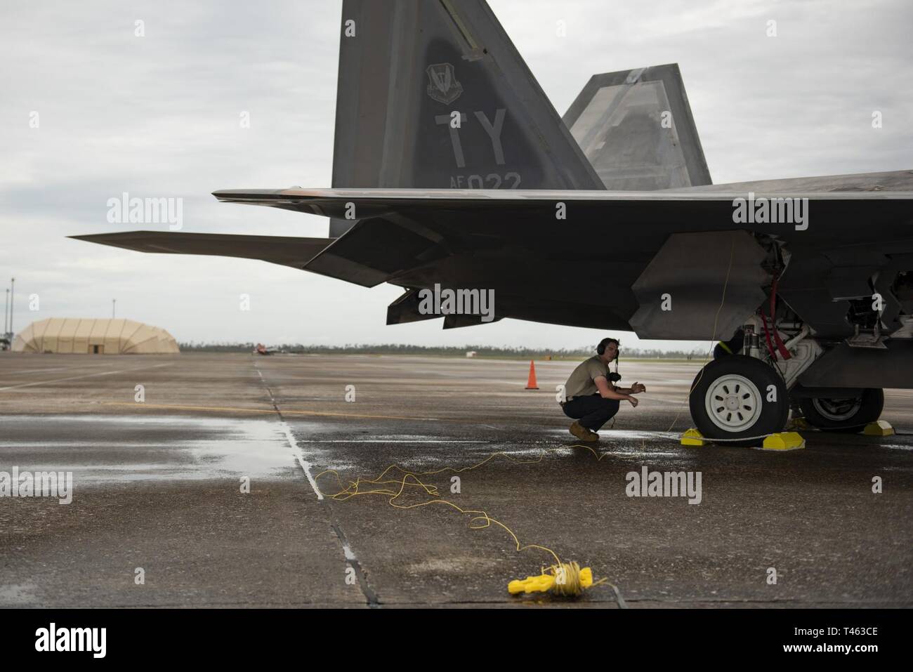 Le s.. Christopher Sauter, 325e Escadron de maintenance, inspecte un F-22 Raptor après l'atterrissage pour la première fois depuis l'ouragan Michael à la base aérienne Tyndall, en Floride, le 1 mars 2019. Deux F-22 Raptors ont volé dans l'Tyndall AFB à partir de la base aérienne d'Eglin, en Floride, où plusieurs rapaces ont séjourné depuis l'ouragan pour la maintenance courante. Banque D'Images