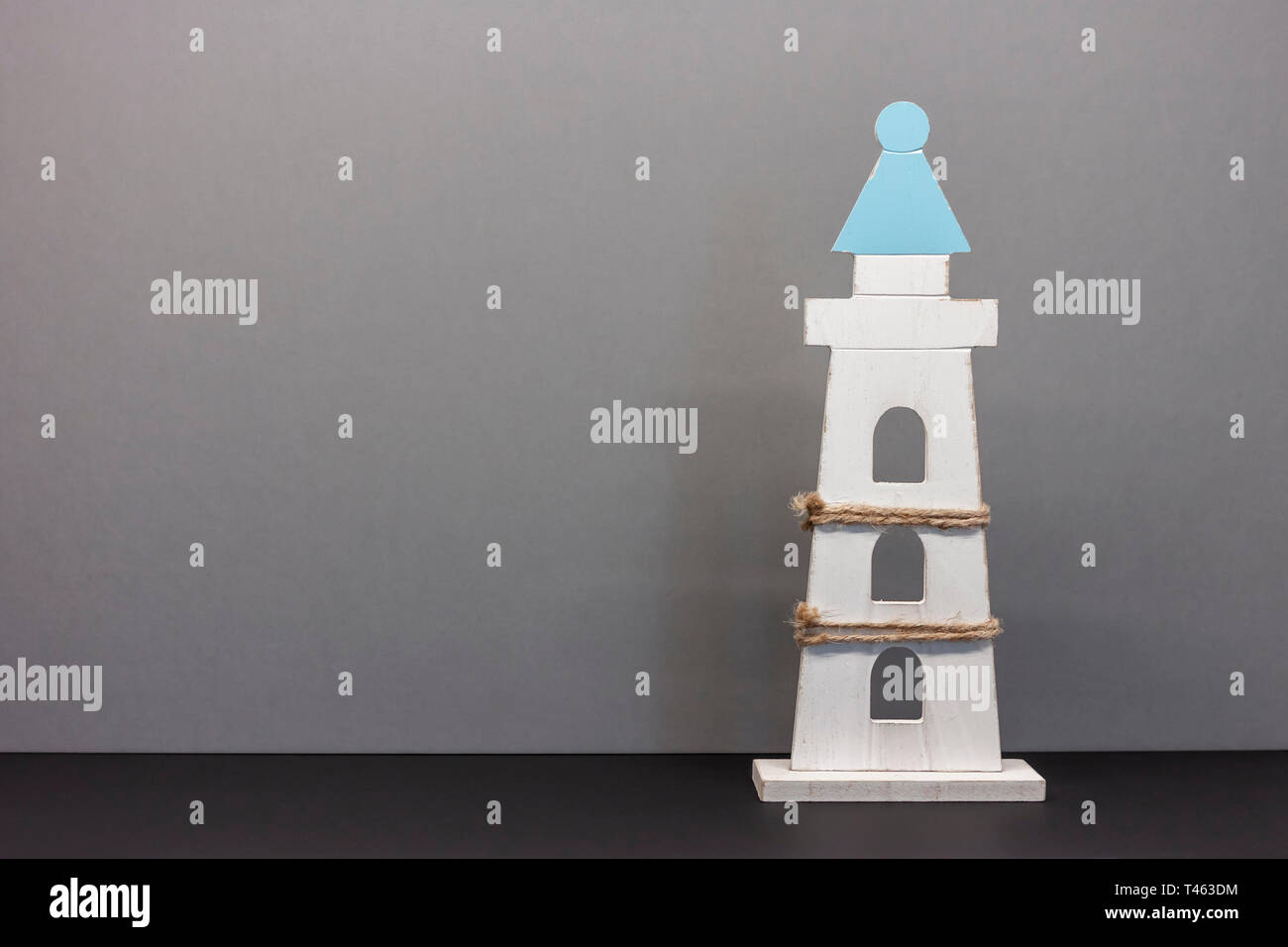 Jouet phare sur fond bleu avec copyspace Banque D'Images