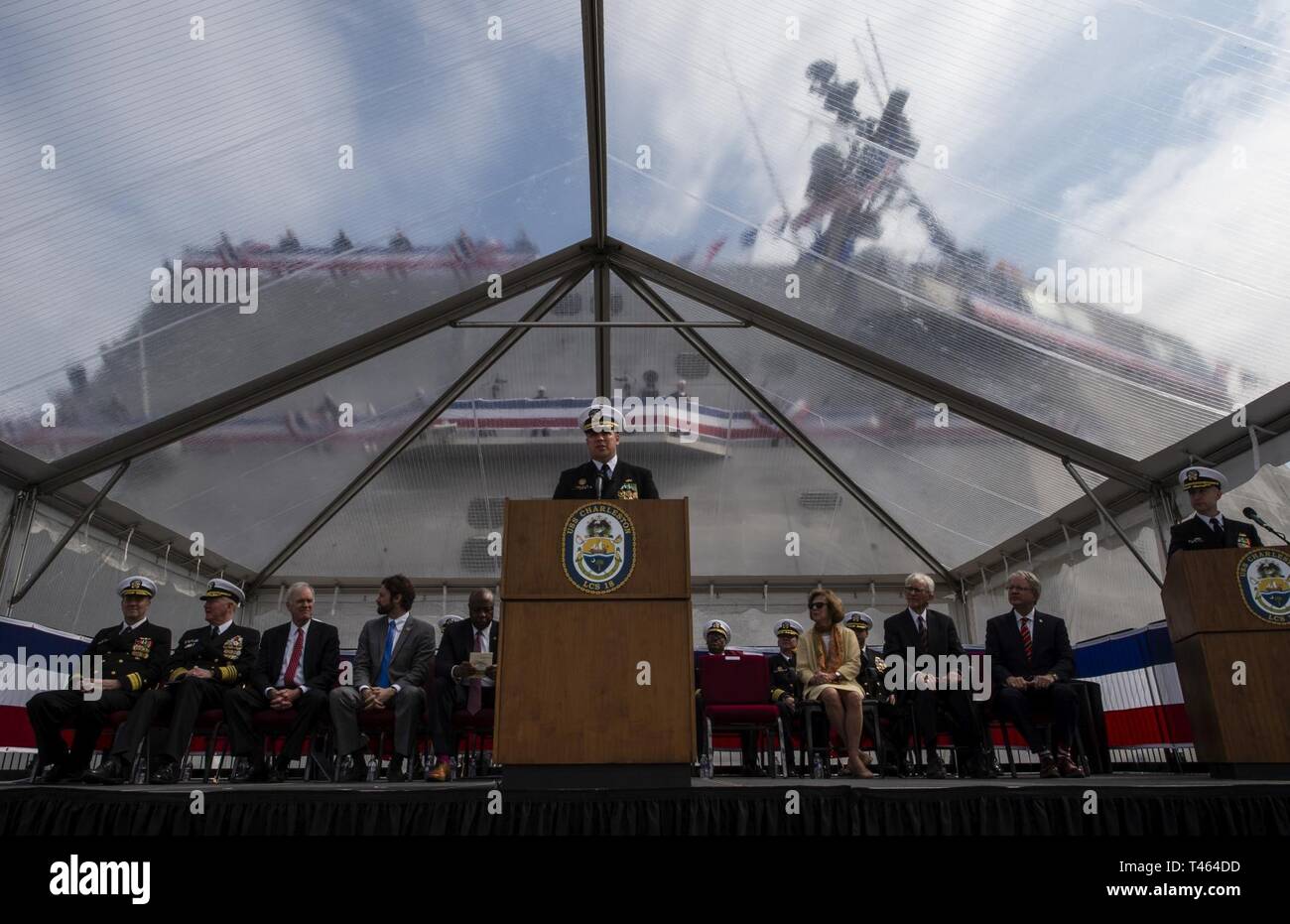 CHARLESTON, CAROLINE DU SUD (2 mars 2019) Le Cmdr. Christopher K. Brusca, commandant de la marine du littoral le plus récent navire de combat, USS Charleston (LCS 18) parle au cours de la cérémonie tenue dans la ville éponyme du navire. LCS 18 est le 16e navire de combat littoral à entrer dans la flotte et la neuvième de la variante de l'indépendance. Il est le sixième navire nommé pour Charleston, la plus ancienne et la plus grande ville de l'Etat américain de Caroline du Sud. Banque D'Images