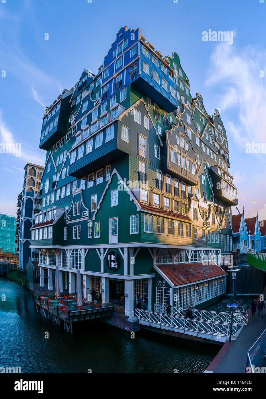 La façade de l'hôtel Inntel à Zaandam, près d'Amsterdam, est composé de différentes maisons colorées de style hollandais. Banque D'Images