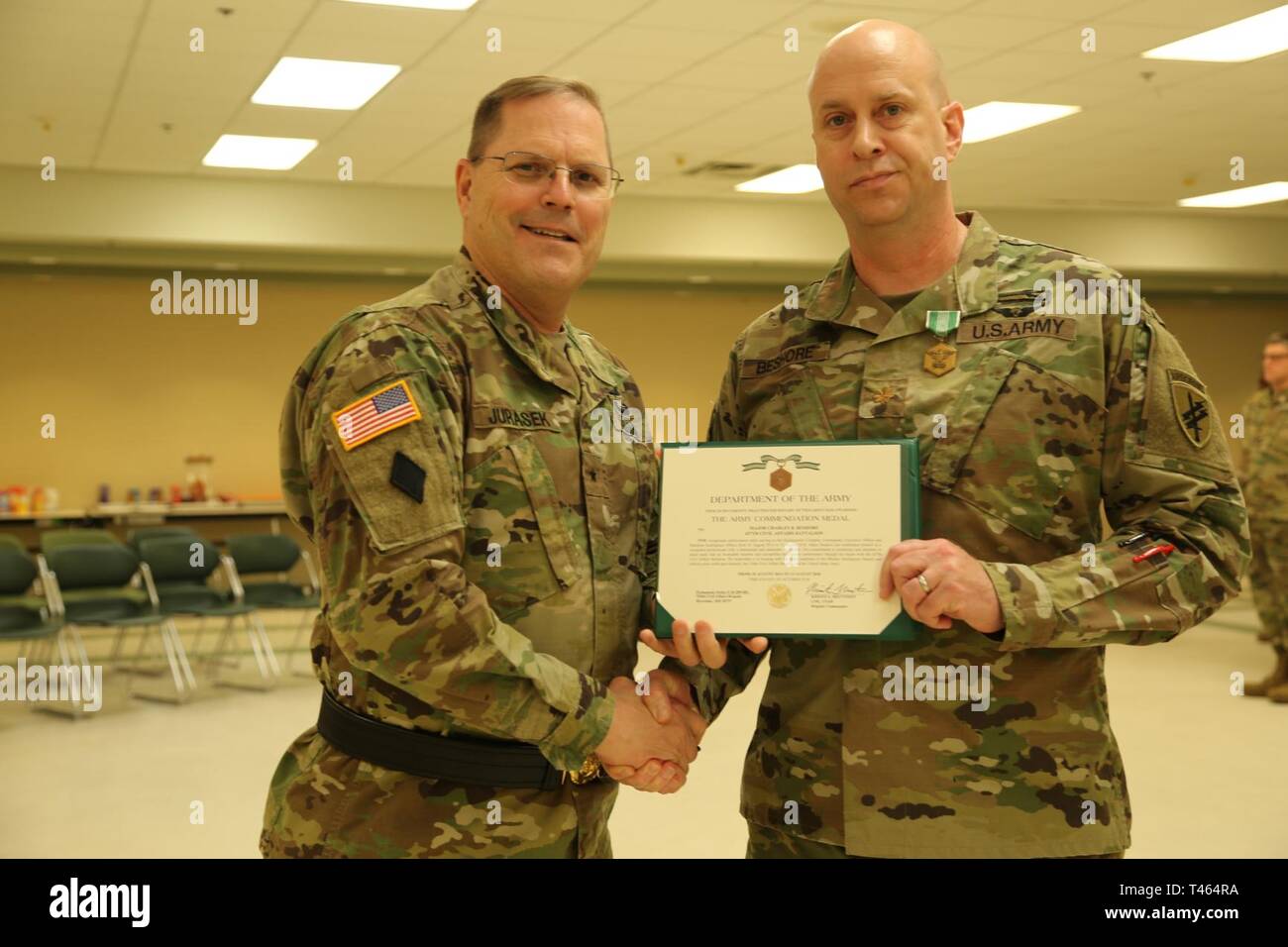 Le général Jeffrey Jurasek présente le Major Charles Ballard avec la Médaille du service méritoire en mars bataille Assemblée générale à Fort Meade, MD. Banque D'Images