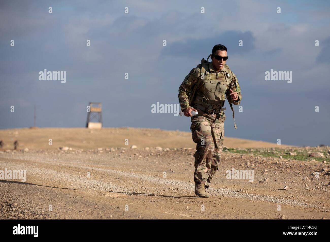 La CPS de l'armée américaine. Jorge A. Arroyos, avec la Garde nationale de l'Arizona's 198th groupe de soutien régional, attribué à groupe de soutien de secteur - Jordanie, en concurrence pour la 9K pied-mars pendant la partie remise en forme physique de base des Forces armées de votre badge de compétence à l'extérieur de la formation conjointe Centre en Jordanie, le 2 mars 2019. (Army National Guard Banque D'Images