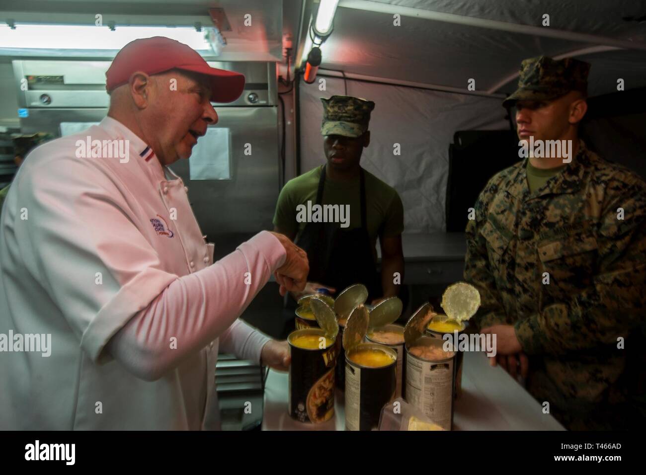 U.S. Marine Corps SSgt. Brandyn Knight, droite, avec de la nourriture, de l'entreprise de service logistique de combat Regiment 27, 2e Groupe logistique maritime, et lance le Cpl. Jonatan Richey, centre, avec des aliments Service CO, CLR-27, 2ème MLG, écoute Monsieur Michael Pizzuto lors d'un champ de services alimentaires sur la concurrence mess Camp Lejeune, en Caroline du Nord, le 4 mars 2019. Mess dans tout le Corps des marines sont évalués sur la mise en page, l'assainissement et le goût pour l'occasion de gagner le général William Pendleton Thompson Hill Food Service Award mess. la concurrence sur le terrain Banque D'Images