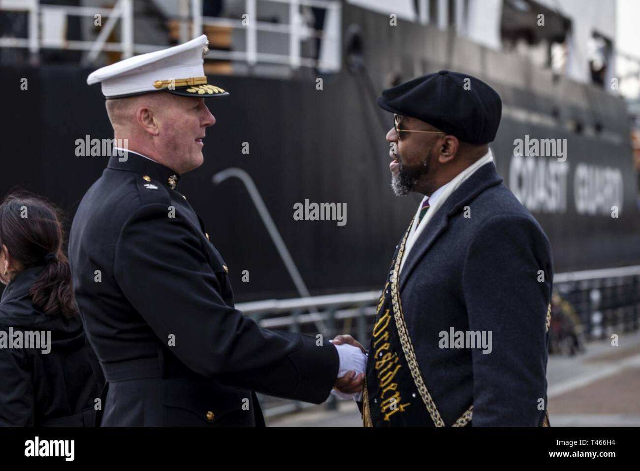 Le général Bradley S. James, à gauche), commandant des Forces maritimes de réserve et Forces maritimes au Nord, accueille Elroy A. James, président de la Zulu Social Aid and Pleasure Club, au parc Riverfront pendant Mardi Gras, La Nouvelle-Orléans, le 4 mars 2019. Les dirigeants de la réserve de la Force maritime a pris part aux célébrations de promouvoir le Corps des Marines et l'appui de la Nouvelle Orléans communauté pendant la saison du Mardi Gras. Banque D'Images