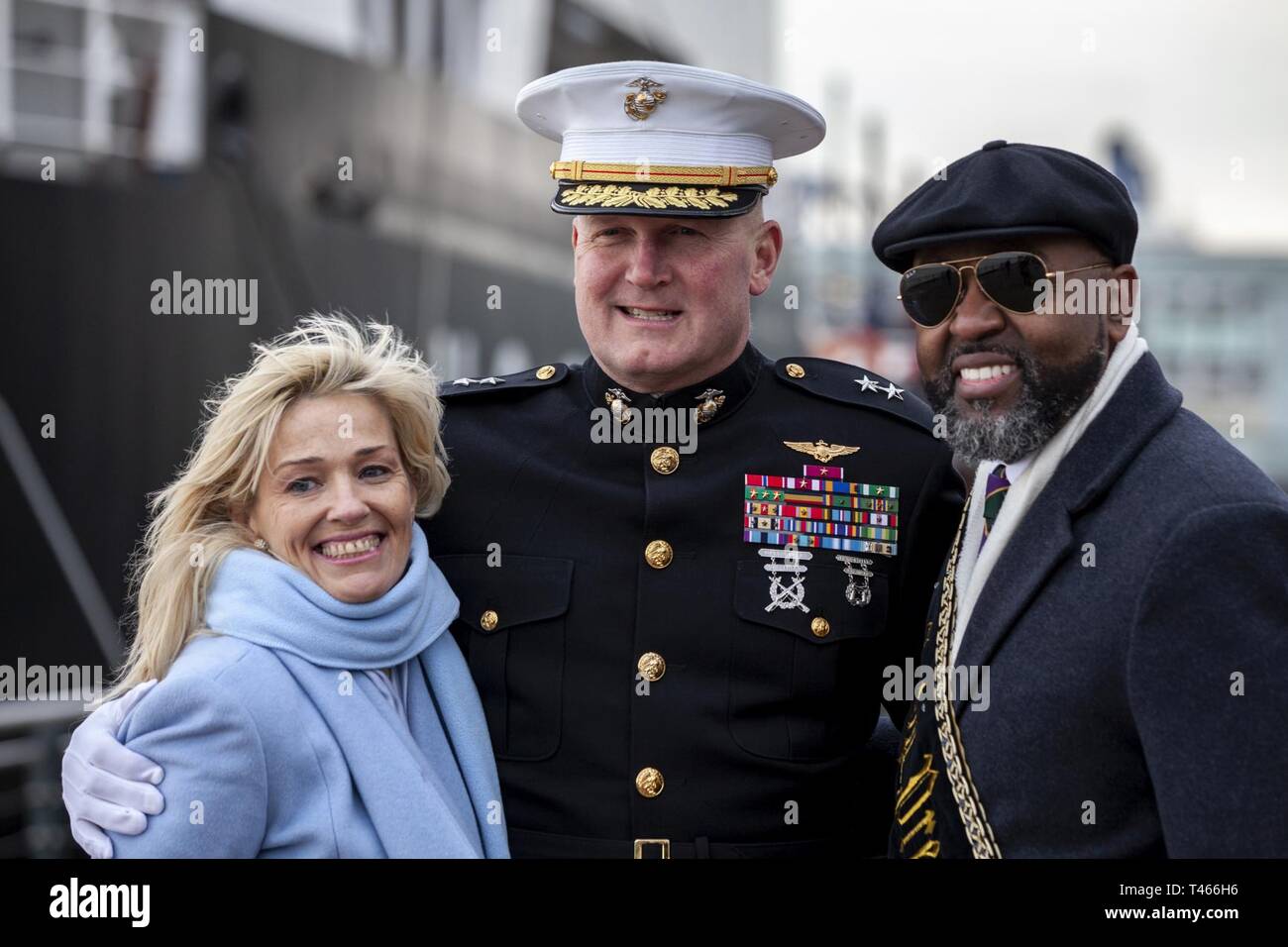 Le général Bradley S. James, milieu, commandant de la Réserve des Forces canadiennes marine et maritime du Nord des Forces canadiennes, et A. James Elroy, président de la Zulu Social Aid and Pleasure Club, droite, posent pour une photo au parc Riverfront pendant Mardi Gras, La Nouvelle-Orléans, le 4 mars 2019. Les dirigeants de la réserve de la Force maritime a pris part aux célébrations de promouvoir le Corps des Marines et l'appui de la Nouvelle Orléans communauté pendant la saison du Mardi Gras. Banque D'Images