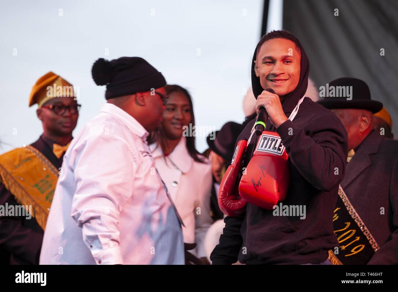 Regis Prograis, Conseil mondial de la Boxe champion intérimaire-lumière, l'adresse à un public au cours de Lundi Gras au Riverfront Park à New Orleans, le 4 mars 2019. L'entreprise héberge le zoulou Zulu parade chaque année le jour du Mardi Gras et de la Nouvelle Orléans est plus grande principalement Afro-américains carnival organisation. Banque D'Images