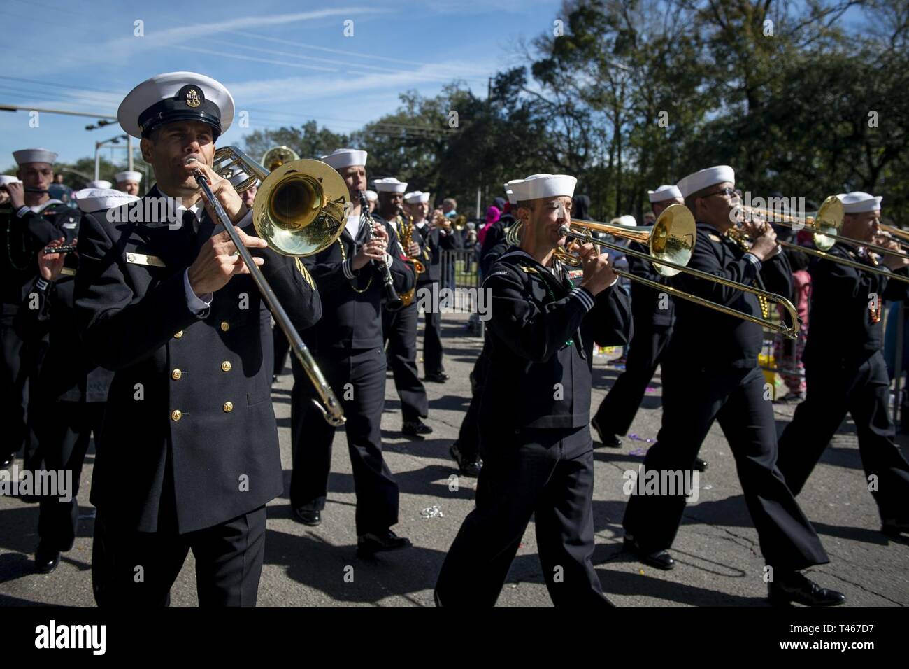 MOBILE, Alabama (5 mars 2019) du sud-est de la bande de la Marine dans le Roi marches Félix III Mardi Gras Parade lors de la dernière journée de la semaine Marine Mobile. Le programme de la Semaine de la Marine est le principal effort de sensibilisation de la marine dans les régions du pays sans une importante présence de la Marine. Banque D'Images