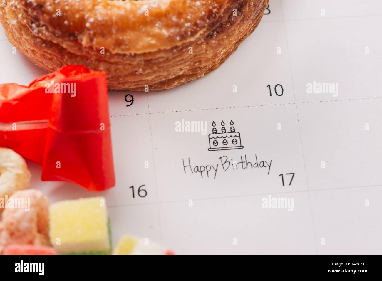 Gateau D Ecriture Sur Le Calendrier Joyeux Anniversaire Photo Stock Alamy Gateau D Ecriture Sur Le Calendrier Joyeux Anniversaire Photo Stock Alamy