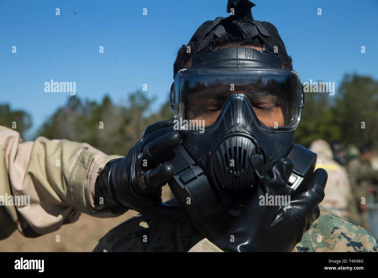 Le Corps des Marines des États-Unis. Errix Stevens avec 2e Bataillon, 2e Régiment de Marines, 2e Division de marines, a retiré son masque à gaz au cours d'une formation de décontamination sur Camp Lejeune, en Caroline du Nord, le 6 mars 2019. Armes chimiques, biologiques, radiologiques, nucléaires Marines intégré au 2e Bataillon, 2e Régiment de Marines, 2e Division de Marines Marines pour se familiariser avec les exercices de contamination après avoir été frappé avec une simulation de l'agent moutarde. Banque D'Images