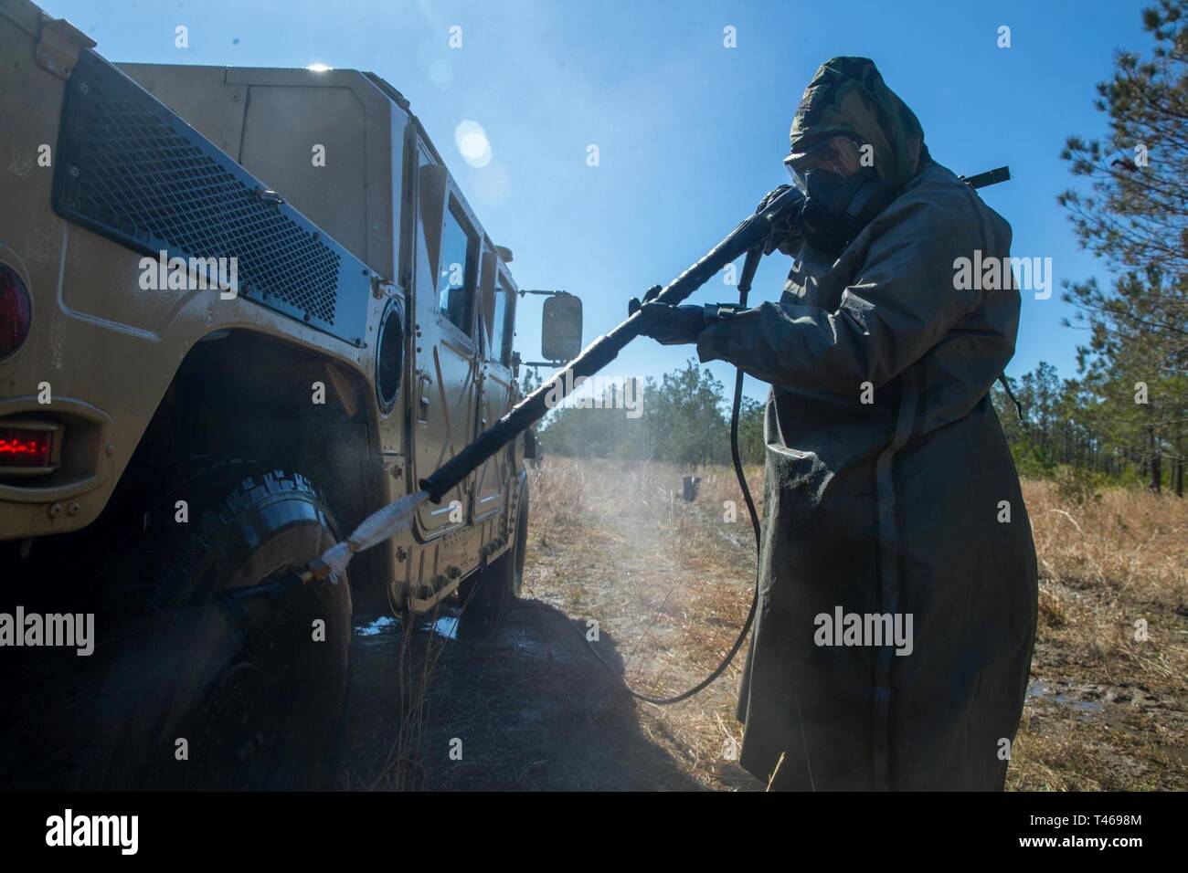 Le Corps des Marines des États-Unis. Mustafa Dizdarevic avec le Siège et Service logistique de combat, 27 Régiment, 2e Groupe Logistique Maritime, laver une Humvee au cours d'un exercice d'entraînement de décontamination à Camp Lejeune, en Caroline du Nord, le 7 mars 2019. Armes chimiques, biologiques, radiologiques et nucléaires Marines intégré au 2e Bataillon, 2e Régiment de Marines, 2e Division de Marines Marines pour se familiariser avec les exercices de contamination après avoir été frappé avec une simulation de l'agent moutarde. Banque D'Images