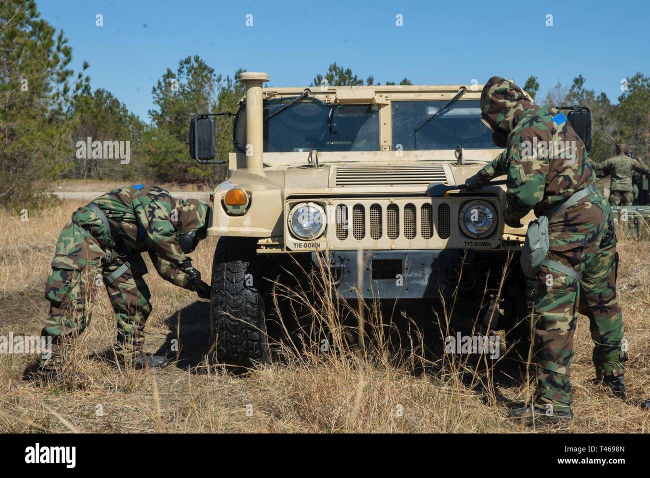 Les Marines américains avec 27 Régiment de logistique de combat, 2e Groupe Logistique Maritime, frotter une Humvee au cours d'un exercice d'entraînement de décontamination à Camp Lejeune, en Caroline du Nord, le 7 mars 2019. Armes chimiques, biologiques, radiologiques, nucléaires Marines intégré au 2e Bataillon, 2e Régiment de Marines, 2e Division de Marines Marines pour se familiariser avec les exercices de décontamination après avoir été frappé avec une simulation de l'agent moutarde. Banque D'Images