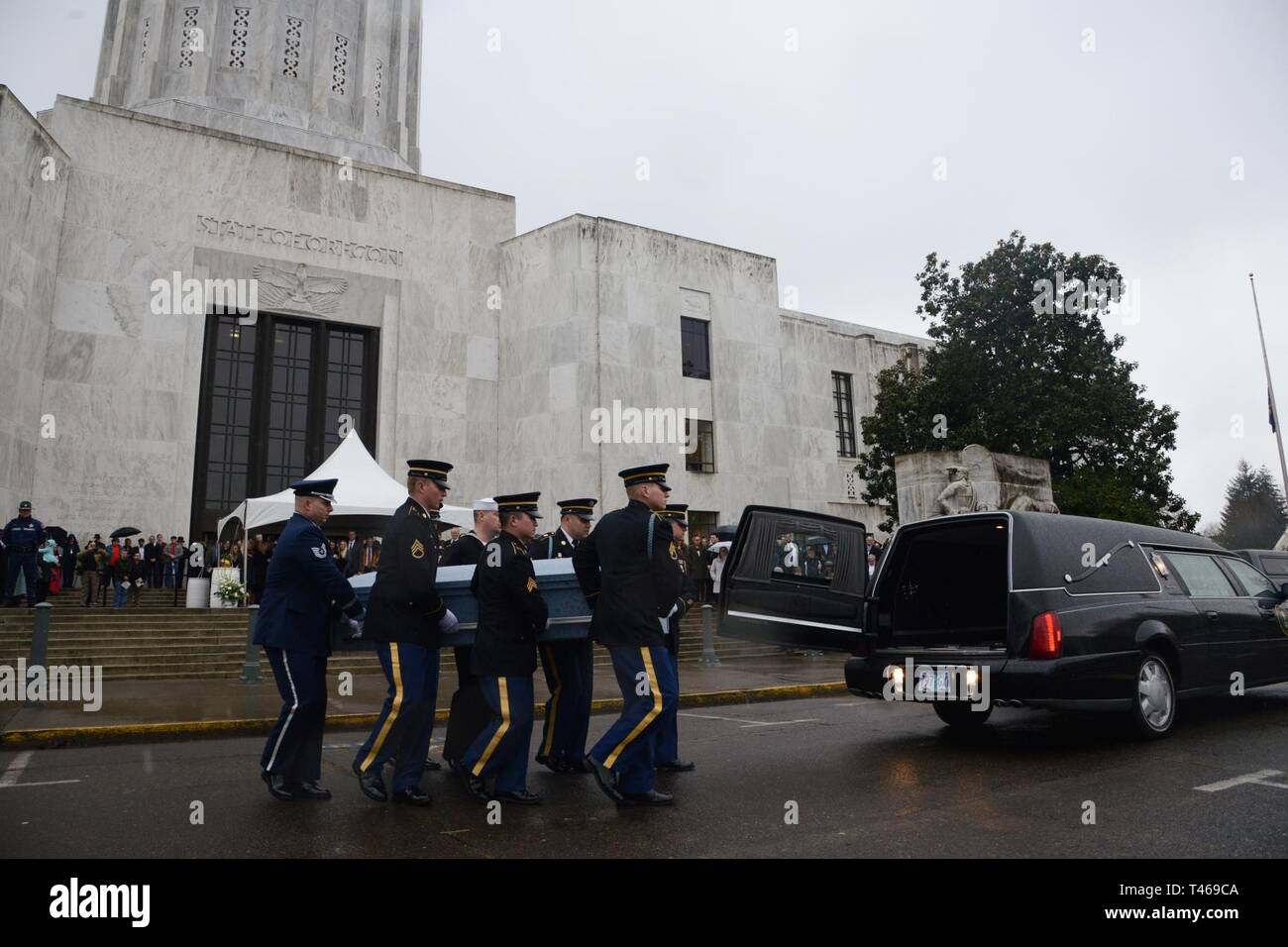 La demeure de Dennis M. Richardson, le secrétaire d'état de l'Oregon, sont transférées par la Garde nationale de l'Oregon Honneurs Funérailles militaires officielles de l'équipe suite à son service commémoratif qui a eu lieu à la Chambre des représentants de l'état de l'Oregon chambres de la capitale, Salem, Oregon, le 6 mars 2019. (Garde nationale Banque D'Images