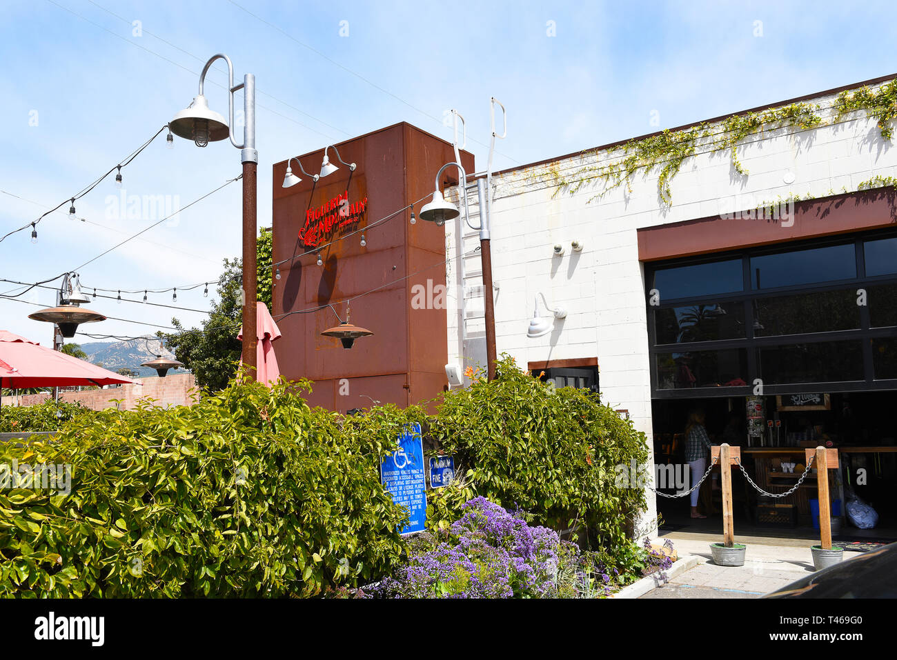 SANTA BARBARA, CALIFORNIE - Le 11 avril 2019 : l'affaire Figueroa Mountain Brewing Company à Santa Barbara dispose de piscines intérieure et extérieure avec coin bières sur t Banque D'Images