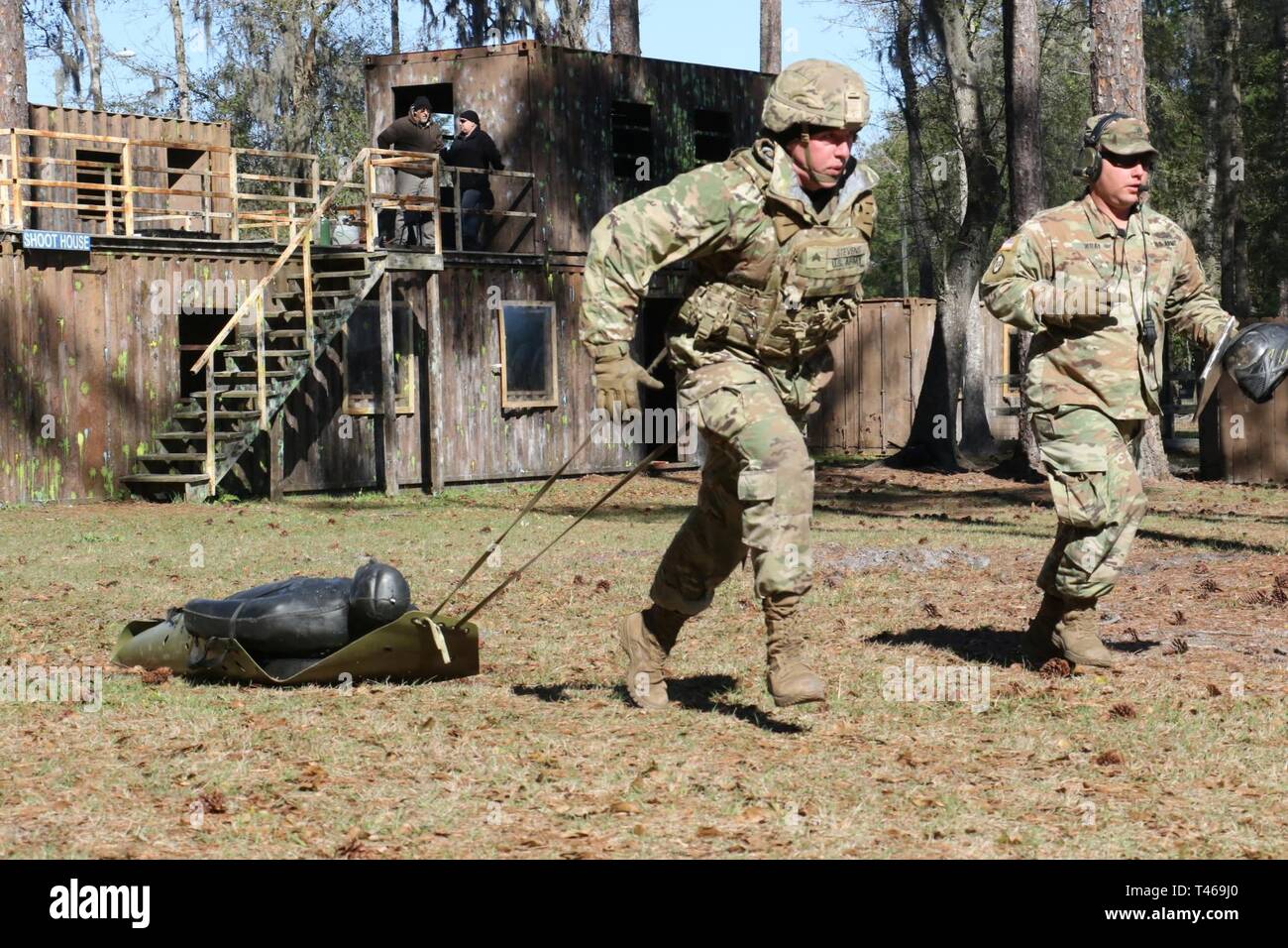 Garde Nationale de Géorgie, le Sgt. Justin Stevens, représentant le Macon-basé 48è Régiment d'Infanterie Brigade Combat Team, transporte une victime à l'extraction point durant les opérations militaires en milieu urbain l'évaluation à l'état de la concurrence meilleur guerrier à Fort Stewart, en Géorgie le 6 mars 2019. Concurrents déplacé en équipe de deux dans une simulation de tir direct, dégagé un bâtiment, a effectué une recherche effectuée en premier, le personnel capturé sur l'aide des militaires blessés, appelé 9-line et transporté un blessé à un point d'extraction. U.S. Army National Guard Banque D'Images