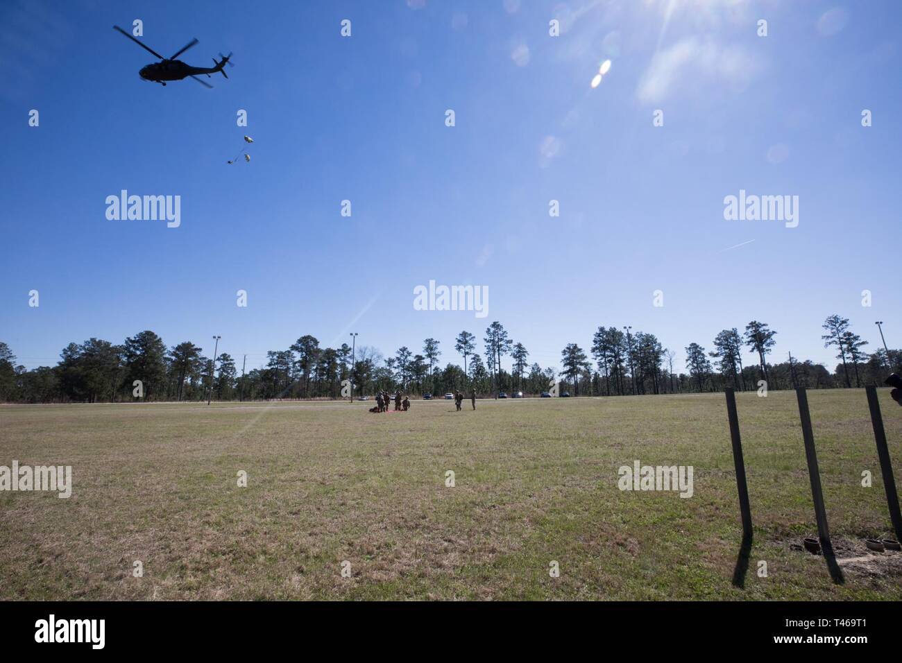 Les soldats de l'armée américaine un UH-60 Blackhawk signal d'abandonner une parcelle dans le cadre de tâches il y a tout en fréquentant l'école Pathfinder, au centre de formation de guerrier de la Garde nationale, à Fort Benning, Géorgie, le 6 mars 2019. Pathfinder est une école spécialisée qui enseigne comment établir un atterrissage en toute sécurité pour les zones et les soldats d'assaut aérien ou avion de l'armée. Banque D'Images