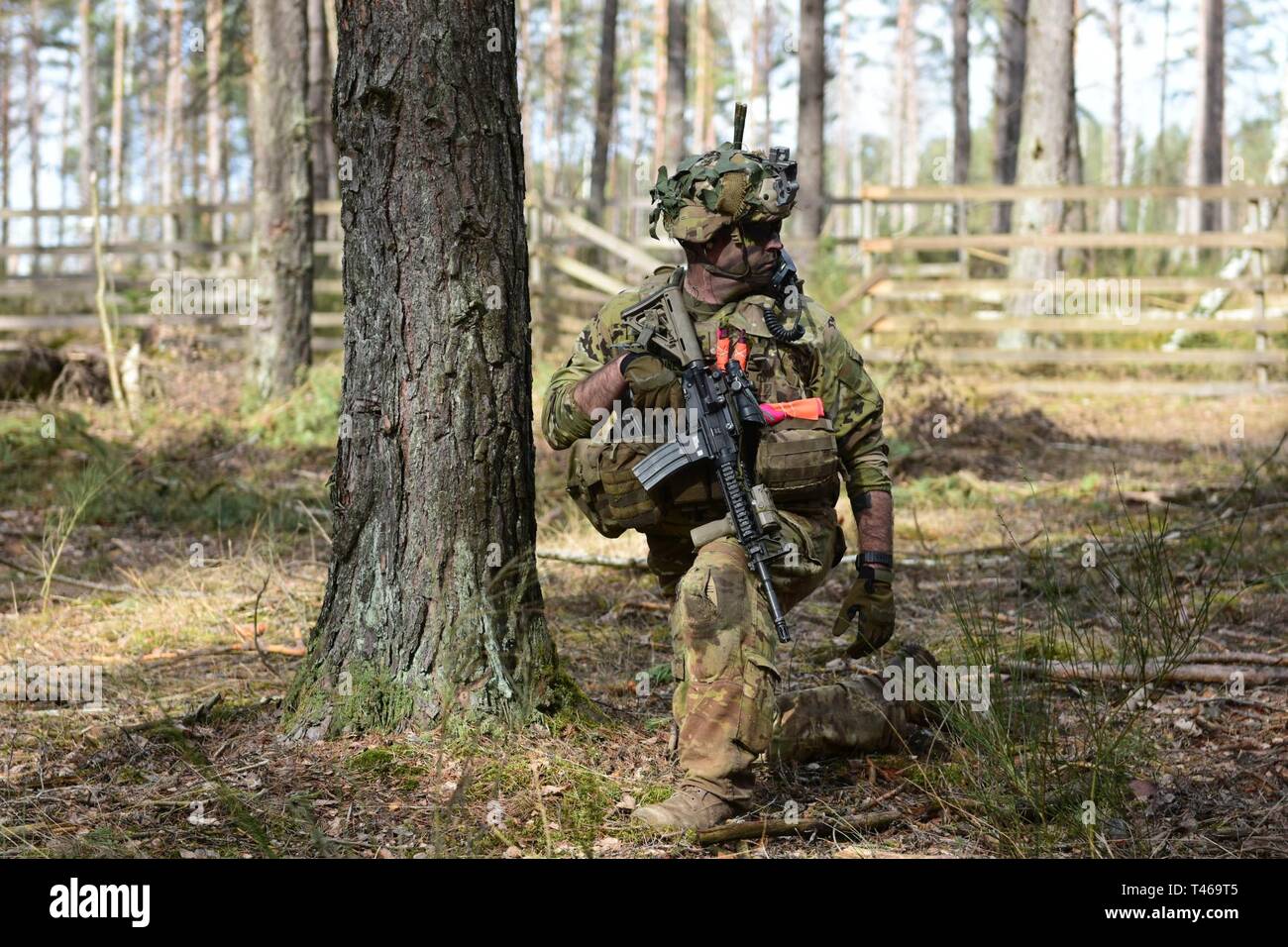 U.S. Army paratrooper affecté au 2e Bataillon, 503e Régiment d'infanterie, 173ème Infantry Brigade Combat Team (Airborne) commandes attend pendant l'exercice Rock Spring 19 à Grafenwoehr Domaine de formation, l'Allemagne, le 6 mars 2019. Banque D'Images