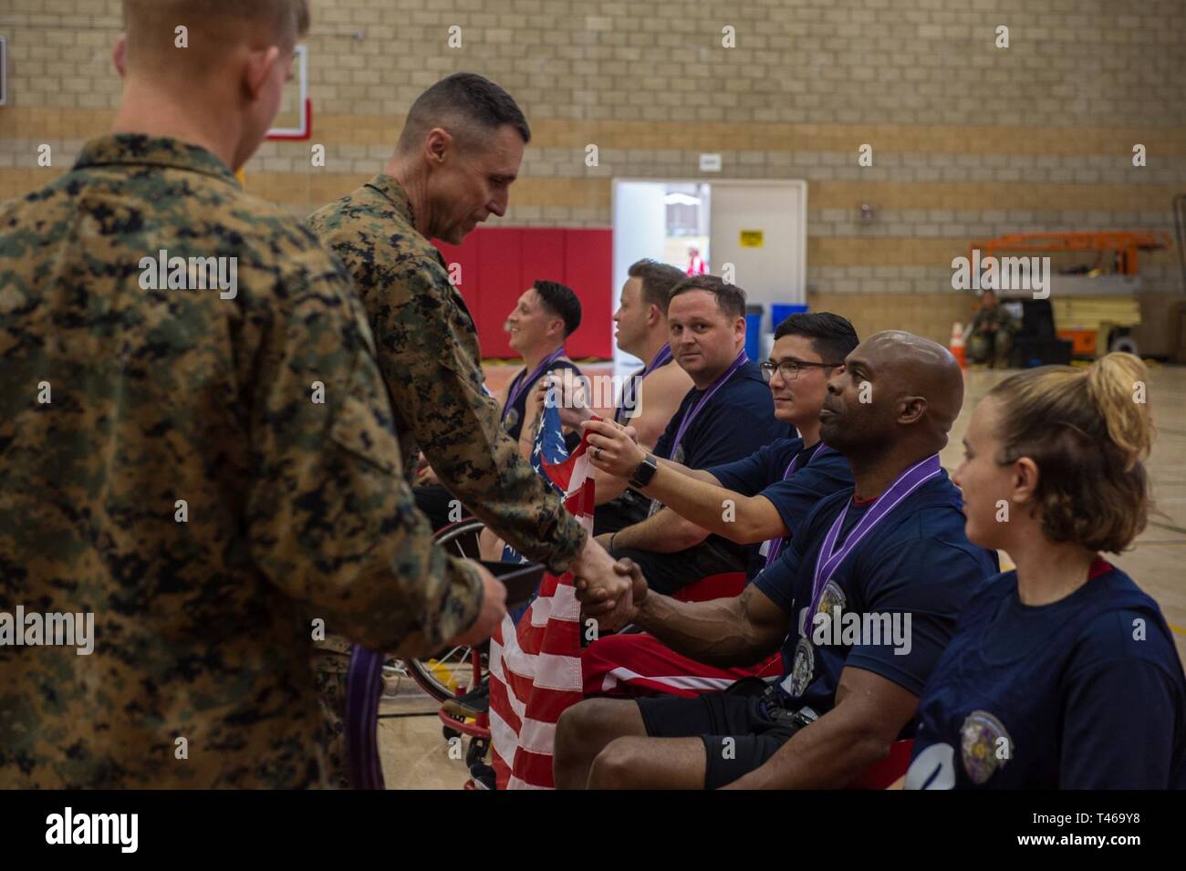 Les soldats blessés de l'équipe de l'Ouest 1 bataillon reçoit la médaille d'argent dans le Marine Corps 2019 Essais cliniques Le basket-ball en fauteuil roulant de la concurrence au Marine Corps Base Camp Pendleton, en Californie, le 6 mars. Le Marine Corps cliniques favorise la récupération et réadaptation par l'adaptive sports participation et développe la camaraderie entre les membres du service de récupération et d'anciens combattants. Banque D'Images