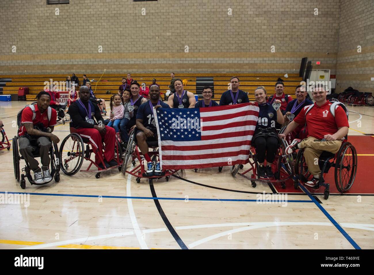 Les soldats blessés de l'équipe de l'Ouest 1 Bataillon célèbre après avoir remporté la médaille d'argent dans le Marine Corps 2019 Essais cliniques Le basket-ball en fauteuil roulant de la concurrence au Marine Corps Base Camp Pendleton, en Californie, le 6 mars. Le Marine Corps cliniques favorise la récupération et réadaptation par l'adaptive sports participation et développe la camaraderie entre les membres du service de récupération et d'anciens combattants. Banque D'Images