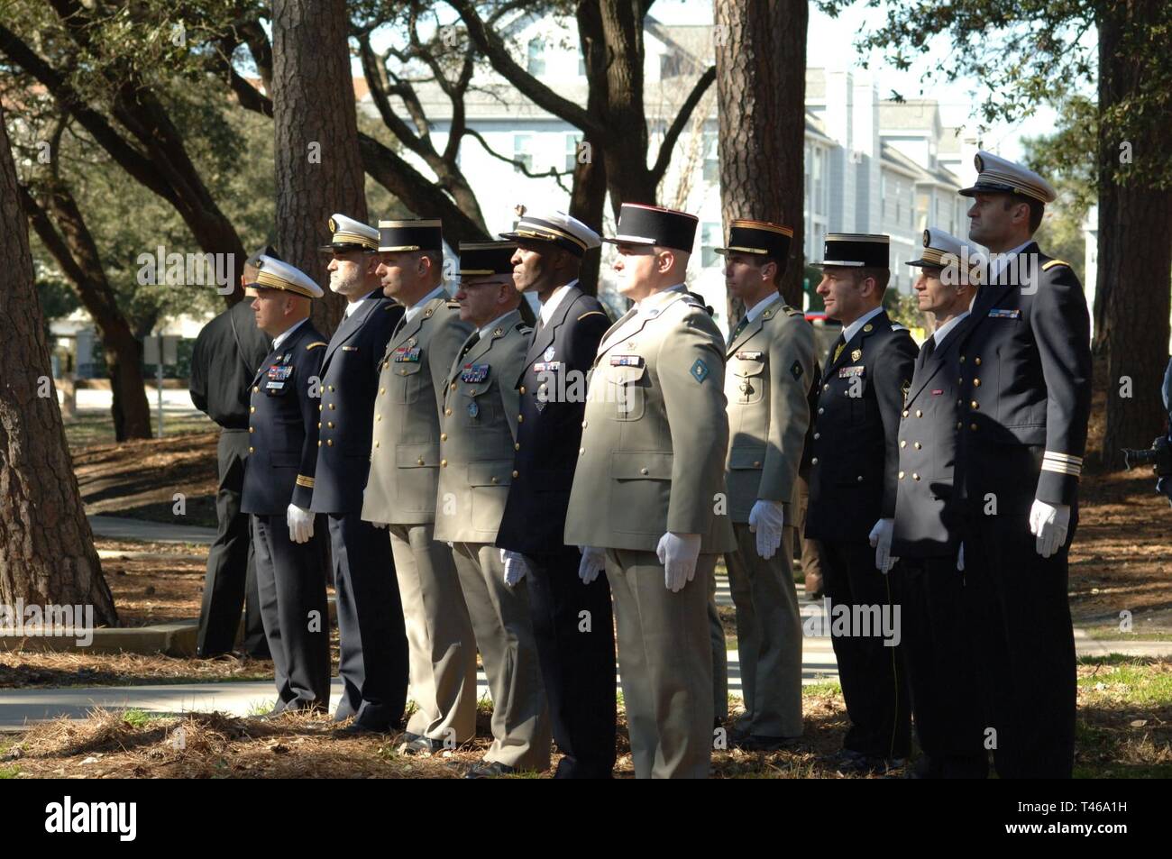 Scènes d'un Virginia State Historical Marker et cérémonie de dévoilement qui a eu lieu à Virginia Beach le mercredi 6 mars 2019. Le repère historique, situé sur le bord de la route de Shore Drive, qui commémore la rencontre de trois commandants le 5 septembre 1781 pendant la guerre d'indépendance entre le général George Washington, commandant de l'ensemble des armées américaine et française, comte de Rochambeau, commandant de l'armée expéditionnaire française, et l'amiral François Joseph Paul de Grasse, commandant d'une grande flotte de navires de guerre français. La réunion a eu lieu à bord du navire amiral de Grasse off Lynnhaven Banque D'Images