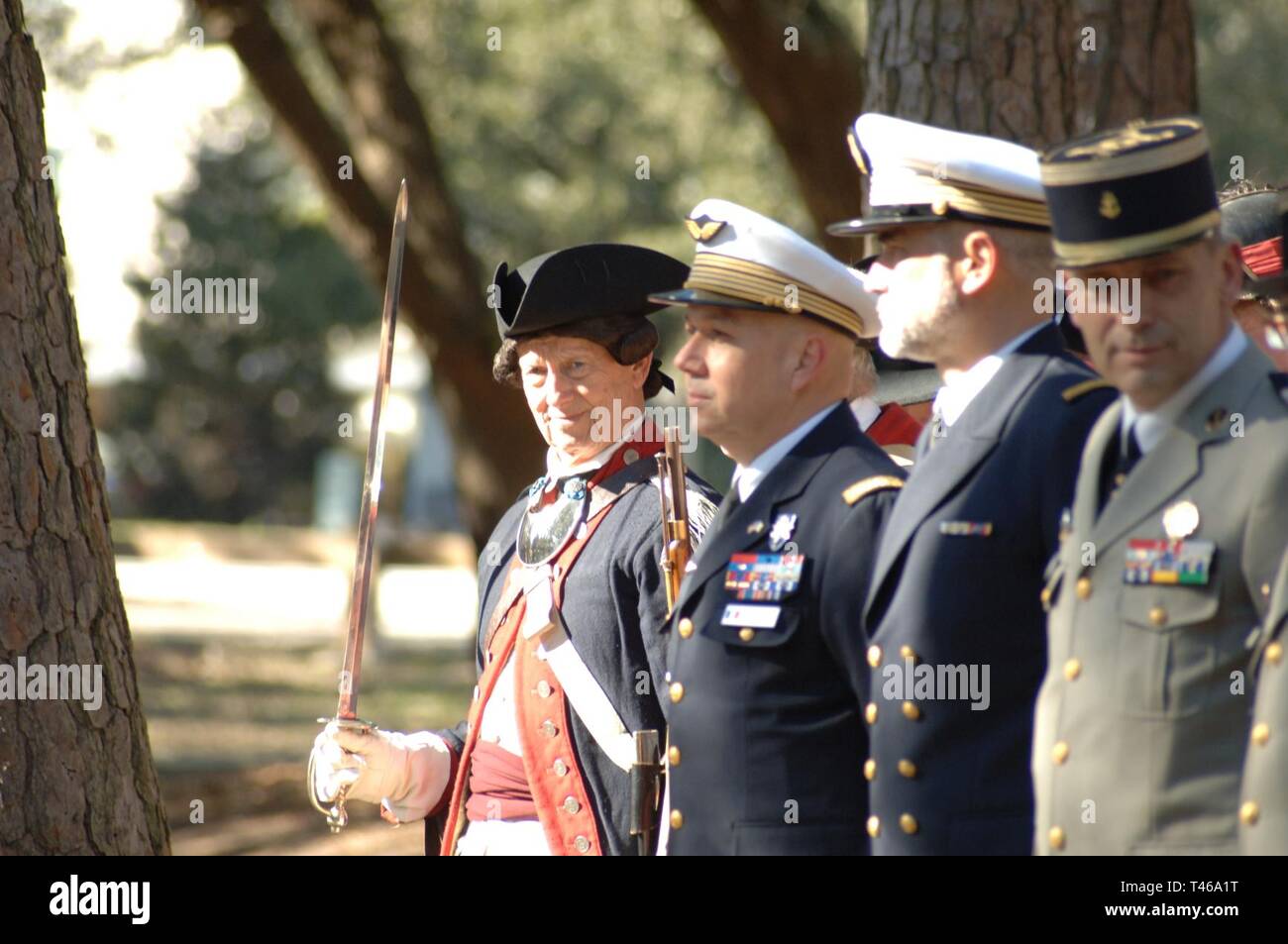 Scènes d'un Virginia State Historical Marker et cérémonie de dévoilement qui a eu lieu à Virginia Beach le mercredi 6 mars 2019. Le repère historique, situé sur le bord de la route de Shore Drive, qui commémore la rencontre de trois commandants le 5 septembre 1781 pendant la guerre d'indépendance entre le général George Washington, commandant de l'ensemble des armées américaine et française, comte de Rochambeau, commandant de l'armée expéditionnaire française, et l'amiral François Joseph Paul de Grasse, commandant d'une grande flotte de navires de guerre français. La réunion a eu lieu à bord du navire amiral de Grasse off Lynnhaven Banque D'Images