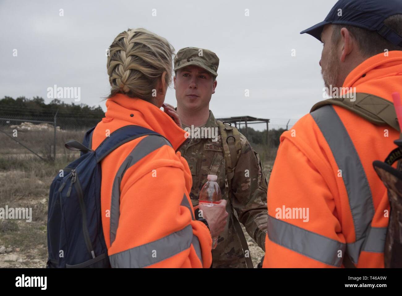 Membres de l'Office du shérif du comté de Bexar (BCSO), avec le personnel du 502d Air Base Wing, effectuer une recherche d'une personne disparue, le 7 mars 2019, à Joint Base San Antonio-Camp Bullis. Banque D'Images