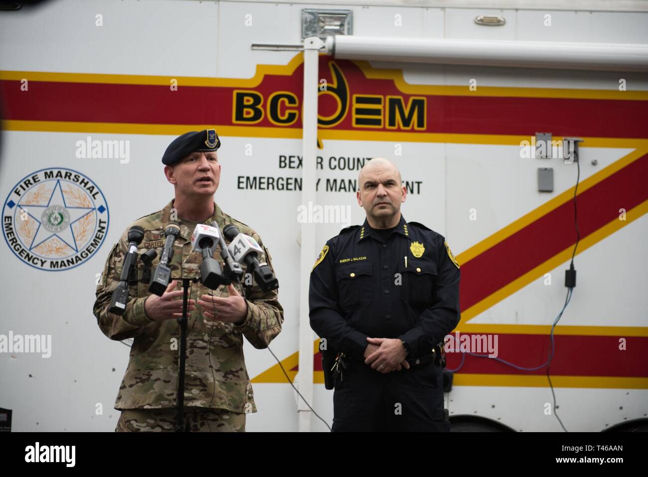 U.S. Air Force colonel Jeffrey F. Carter, 502d, commandant du Groupe des forces de sécurité et Javier Salazar, shérif du comté de Bexar, répondre à des questions lors d'une conférence de presse, le 7 mars 2019, à Joint Base San Antonio-Camp Bullis. Les membres qui ont contribué également à partir de la communauté, Bexar County Sheriff's Office et le personnel de la Base aérienne 502d'aile. Banque D'Images