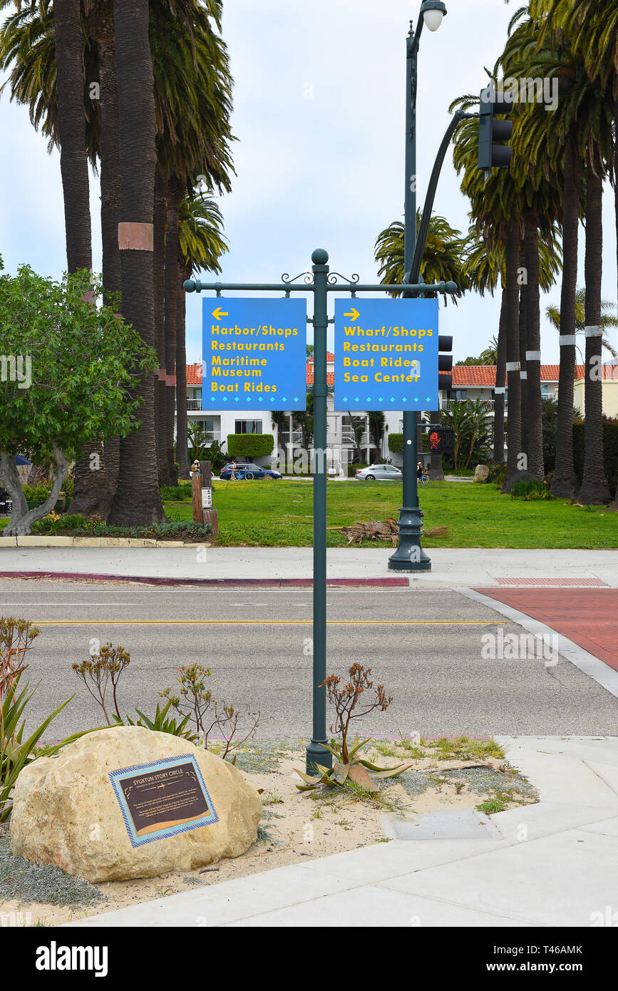 SANTA BARBARA, CALIFORNIE - Le 11 avril 2019 : Sens sur Cabrillo Boulevard à l'Syuxtun Story Circle marqueur avec l'Ambassadeur Park dans le background Banque D'Images