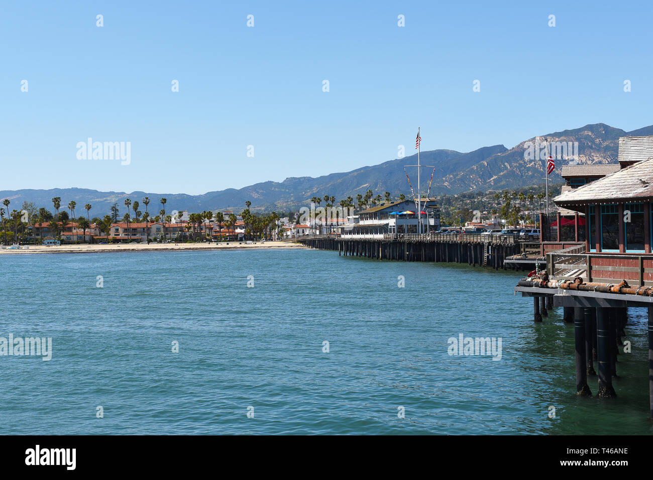SANTA BARBARA, CALIFORNIE - Le 11 avril 2019 : Stearns Wharf à la recherche en direction du centre-ville de Santa Barbara avec les montagnes de Santa Ynez dans la distance. Banque D'Images