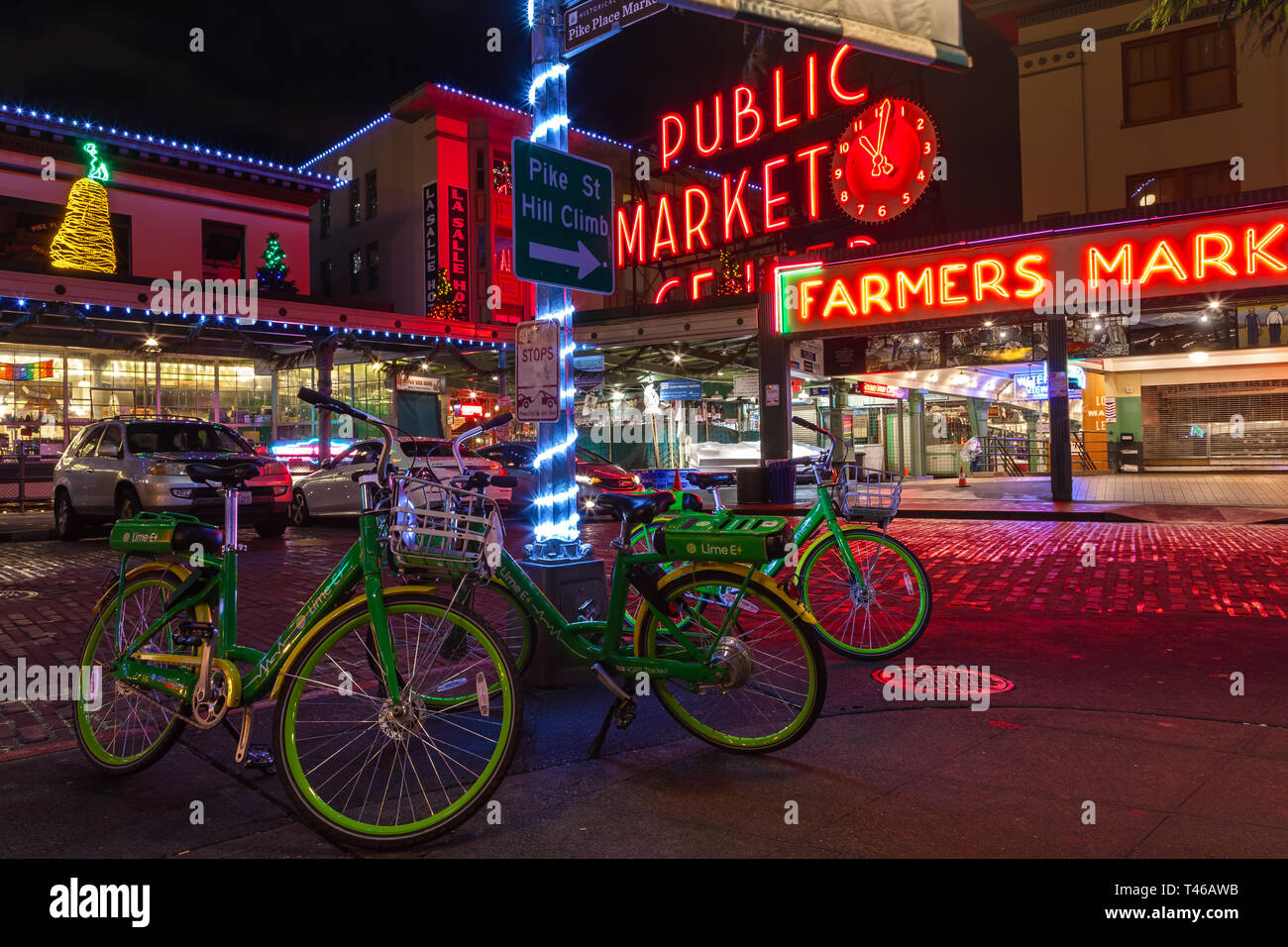 Parc de location de vélos à Seattle Pike Market à la nuit pendant la période des Fêtes, Washington, United States. Banque D'Images