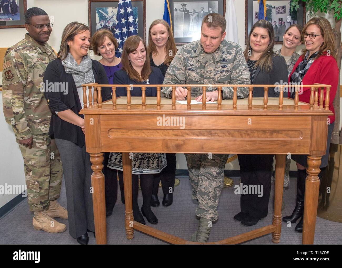 Le colonel Tchad Ellsworth, commandant de l'installation, signe une proclamation du Mois de l'histoire des femmes à Hanscom Air Force Base, Mass., le 11 mars, en tant que chef Master Sgt. Henry Hayes, chef du commandement de l'installation, les membres du comité et WHM. Le Mois de l'événement, keynote Kelley Tuthill, Regis University's premier vice-président du marketing et des communications, le 20 mars à 13 h à l'communes Minuteman. Banque D'Images