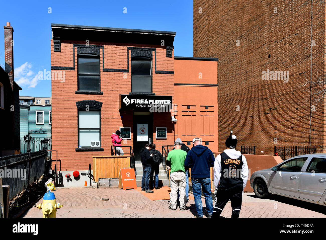 Ottawa, Canada - 13 Avril 2019 : Les clients attendent en ligne pour saisir l'Incendie & Cannabis Fleurs magasin sur la rue York dans le marché By. Le magasin a ouvert ses portes Ap Banque D'Images