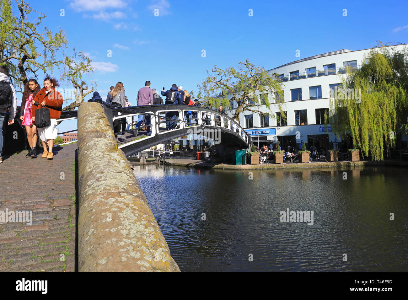 À l'échelle du Regents Canal par Camden Lock, dans soleil du printemps, dans le nord de Londres, UK Banque D'Images